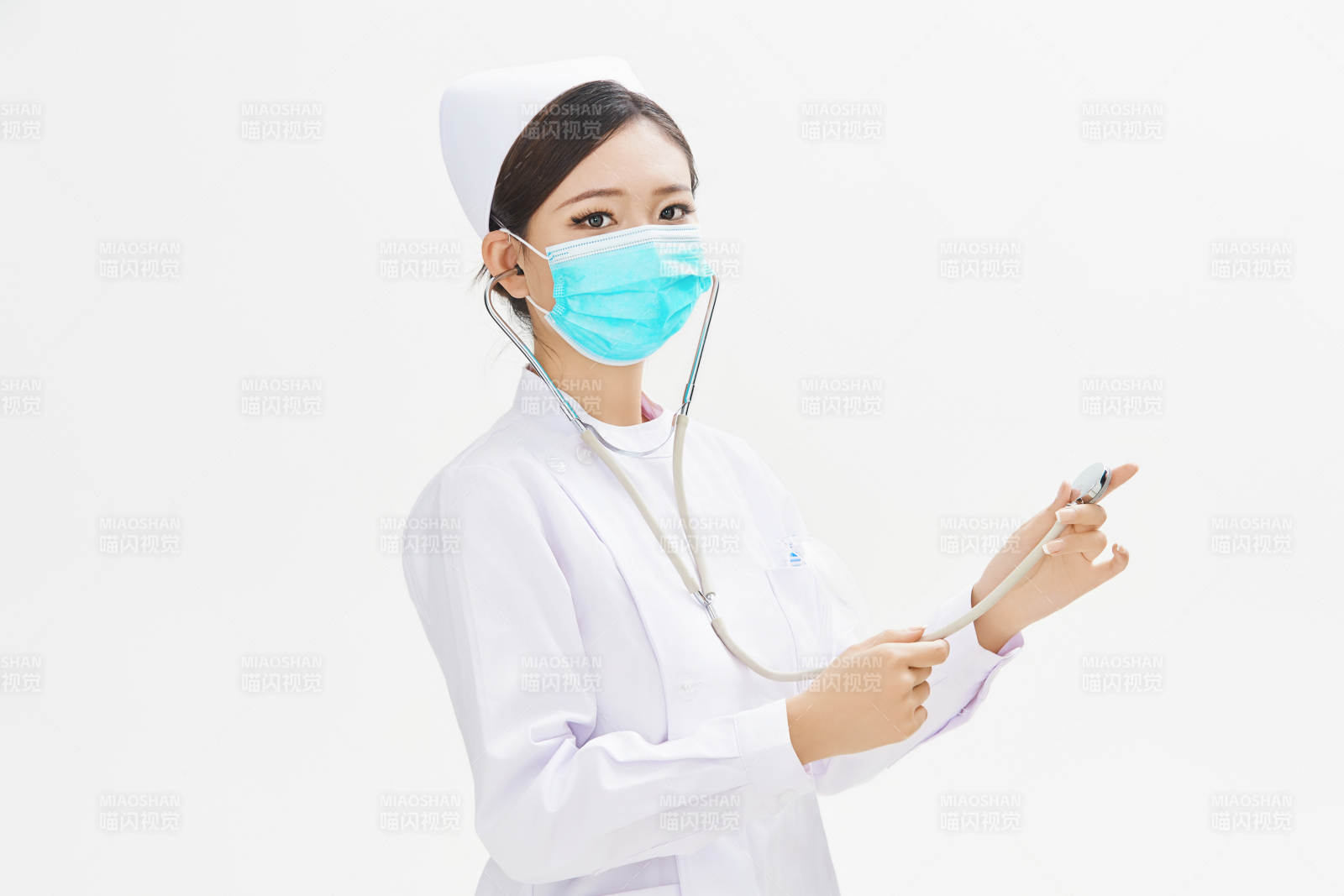 身穿護士服佩戴聽診器的女性醫(yī)護人員