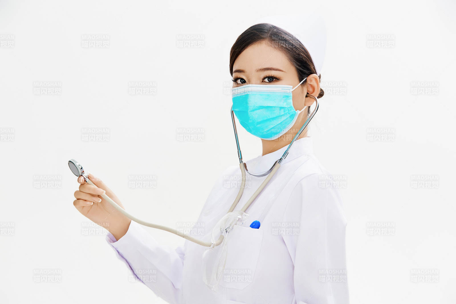 身穿護(hù)士服佩戴聽(tīng)診器的女性醫(yī)護(hù)人員