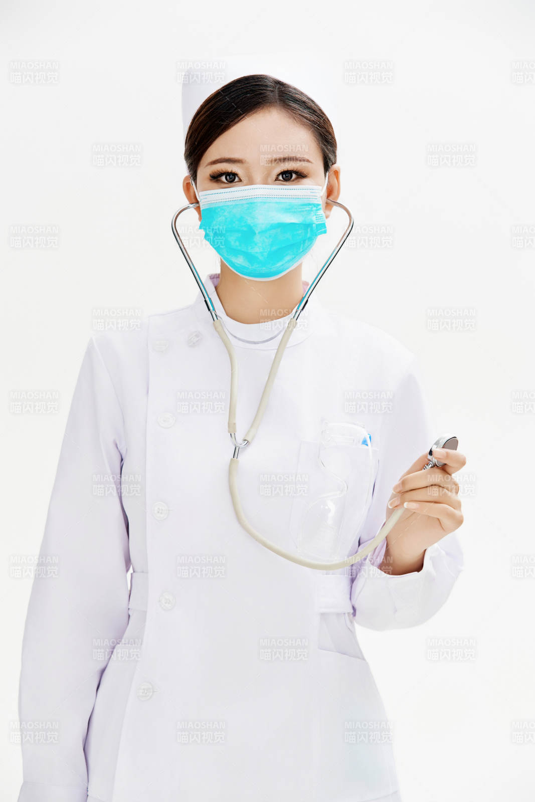 身穿護士服佩戴聽診器的女性醫護人員