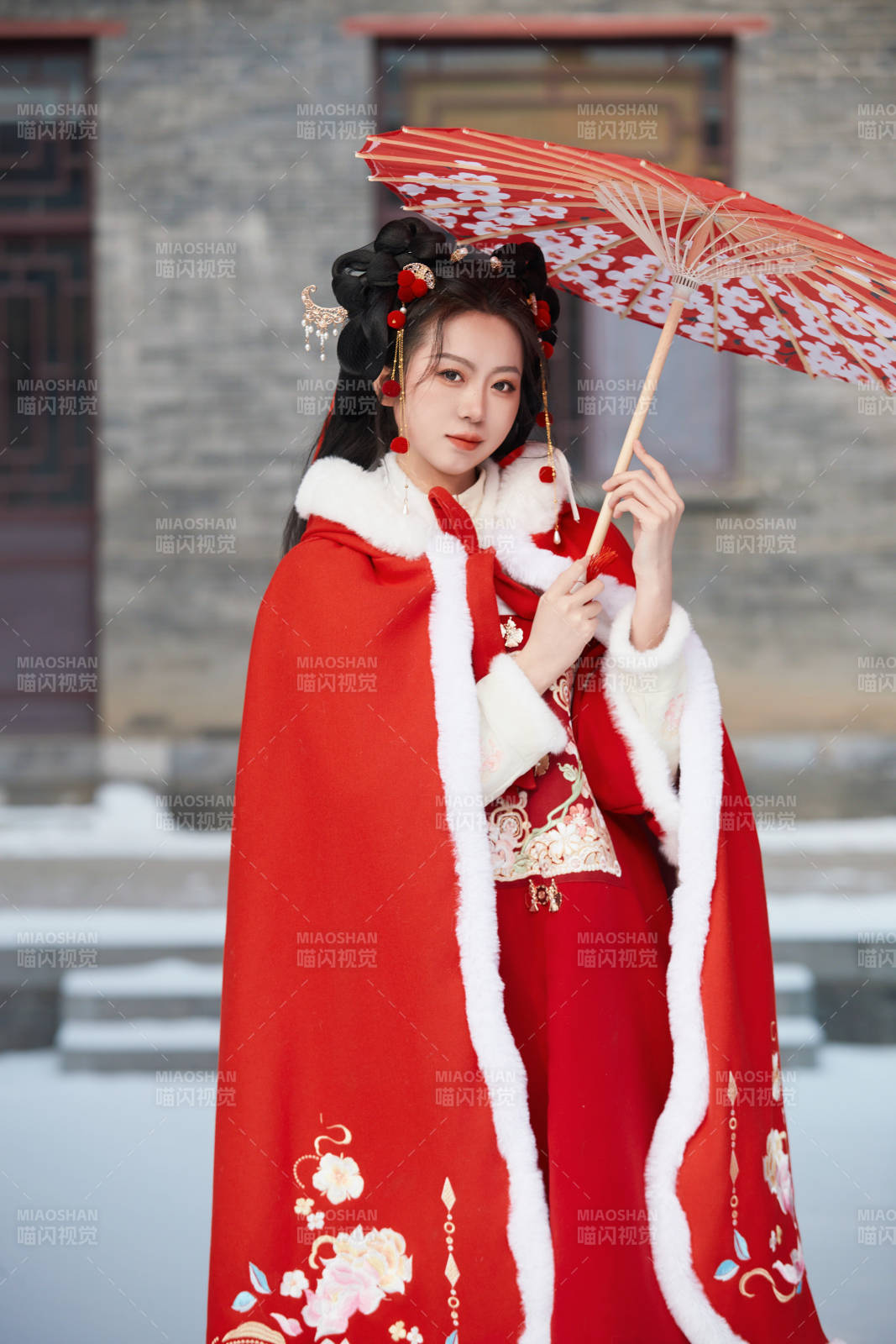 雪天戶外身穿中式紅色漢服的亞洲少女