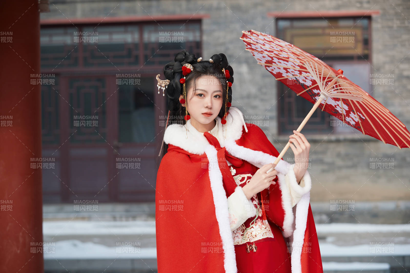 雪天戶外身穿中式紅色漢服的亞洲少女