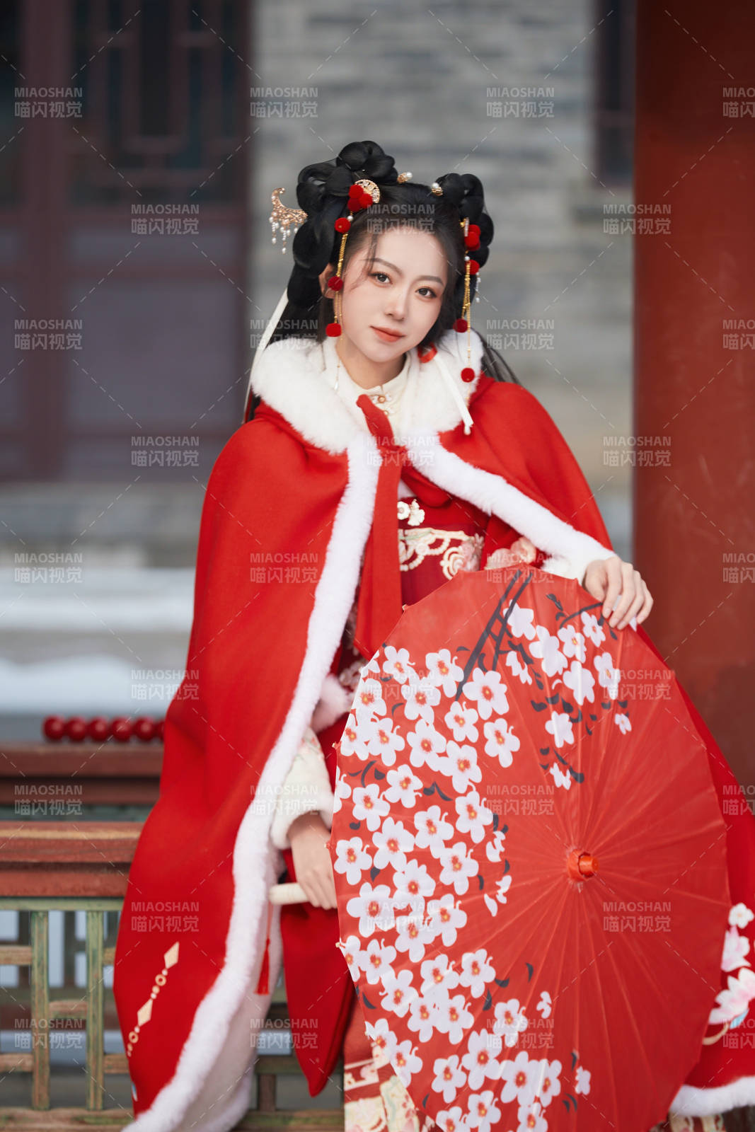 雪天戶外身穿中式紅色漢服的亞洲少女