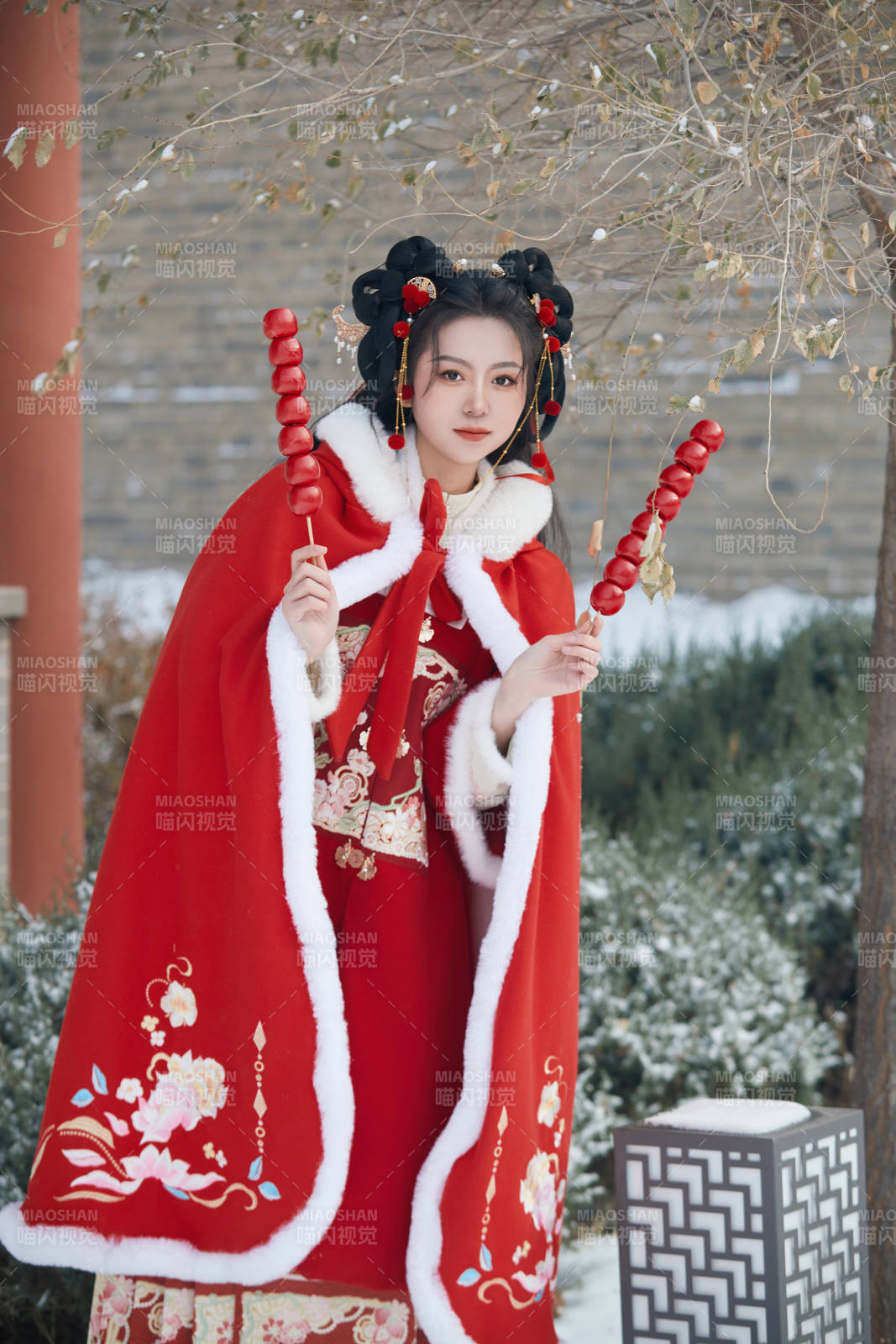 雪天戶外身穿中式紅色漢服的亞洲少女