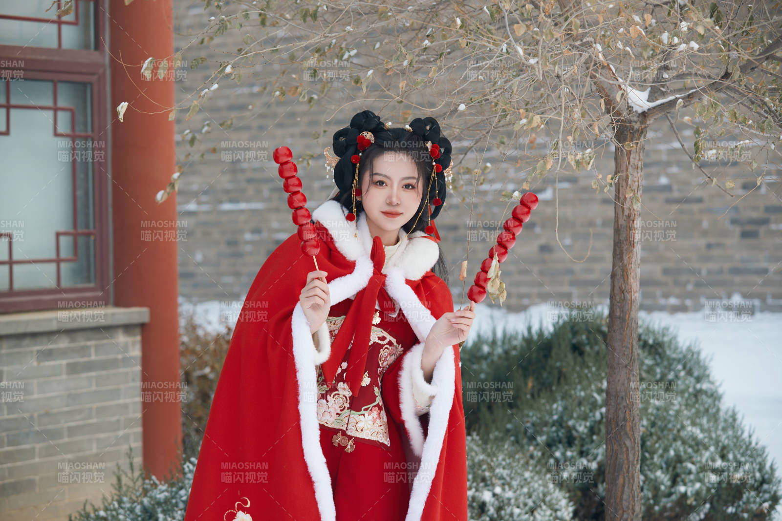 雪天戶外身穿中式紅色漢服的亞洲少女