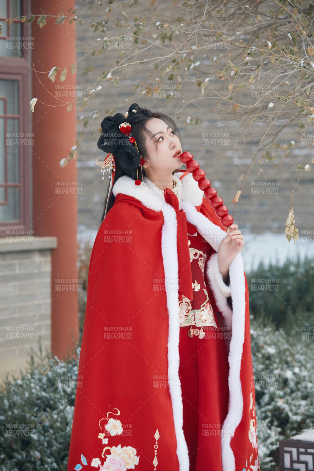 雪天戶外身穿中式紅色漢服的亞洲少女