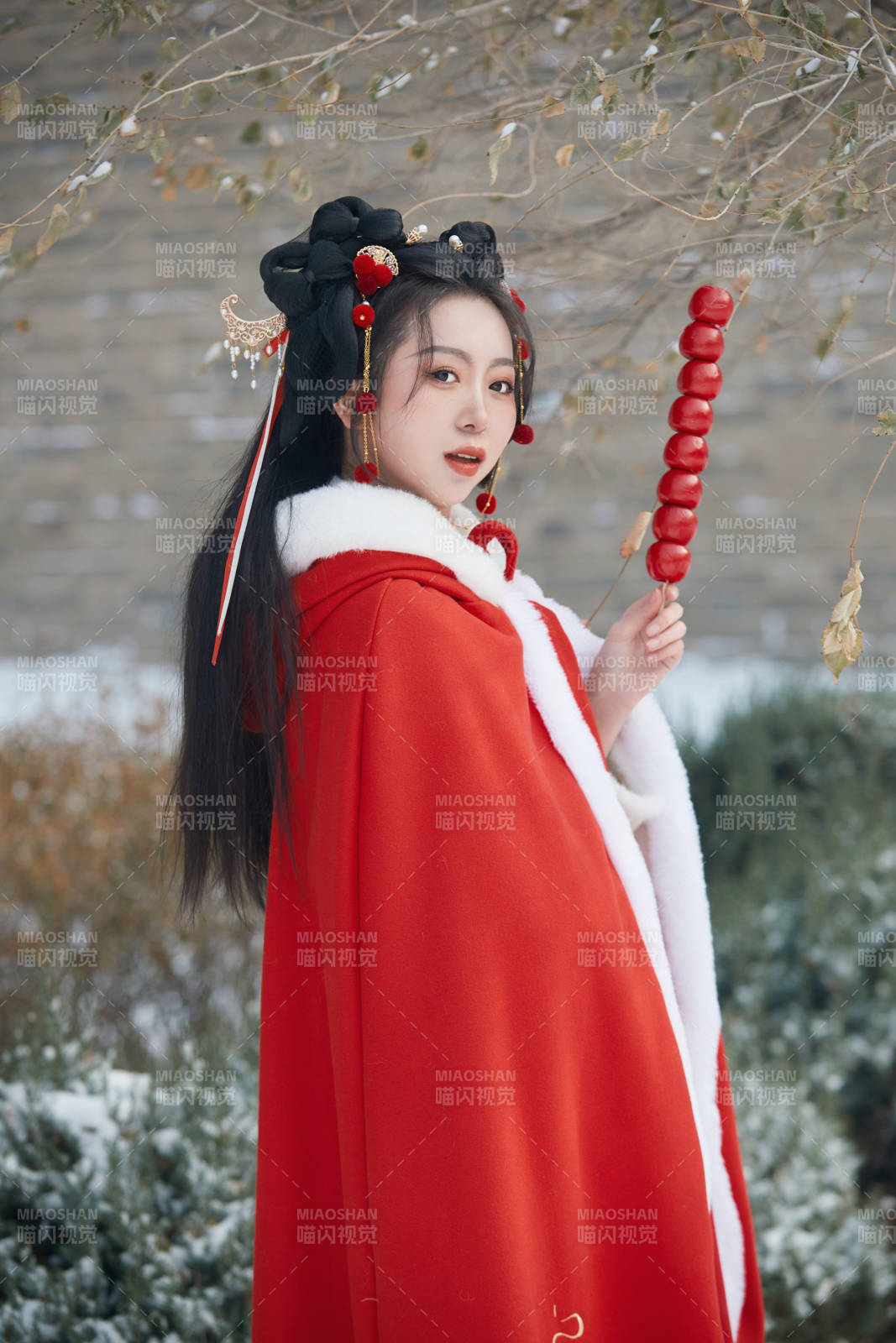 雪天戶外身穿中式紅色漢服的亞洲少女
