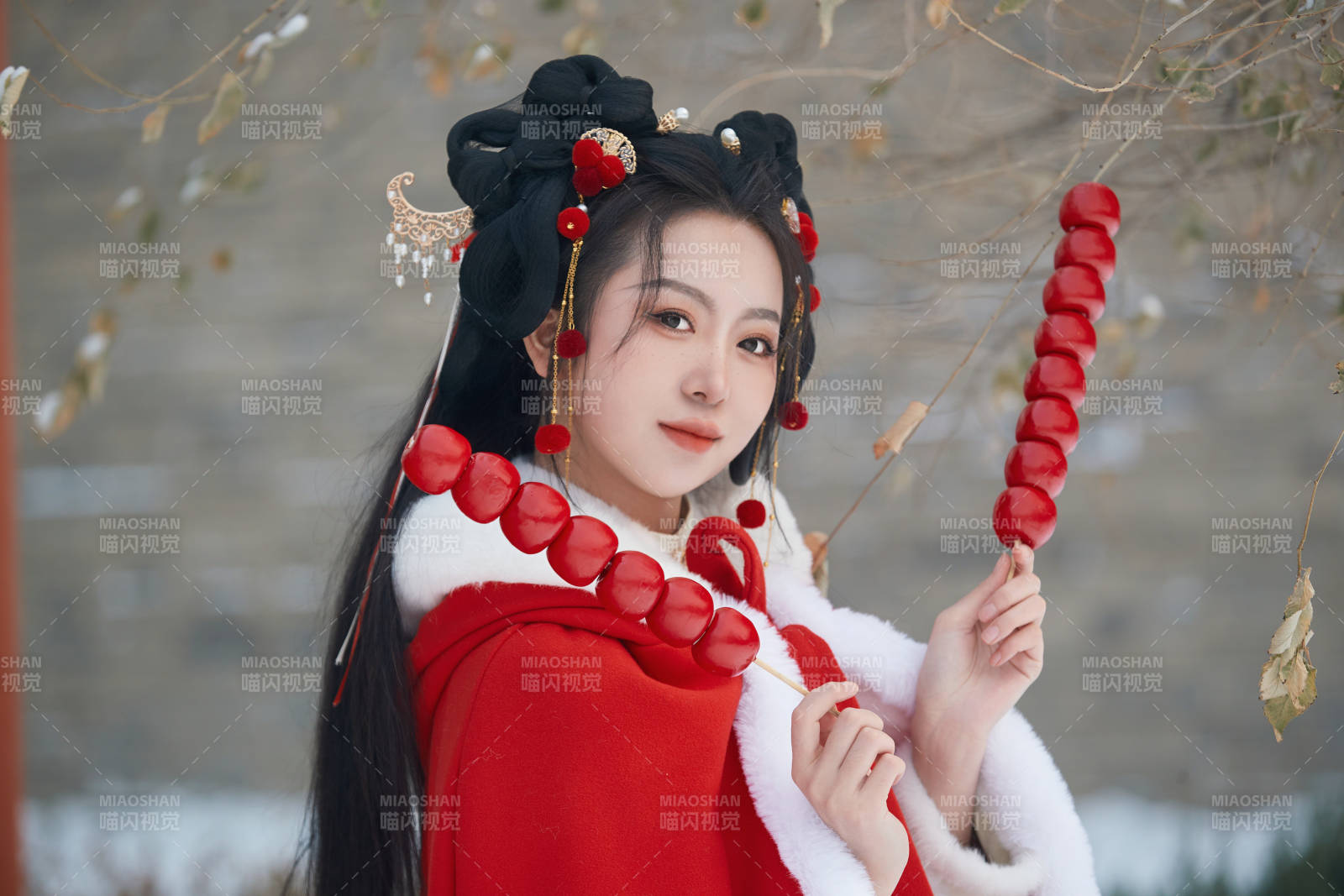 雪天戶外身穿中式紅色漢服的亞洲少女