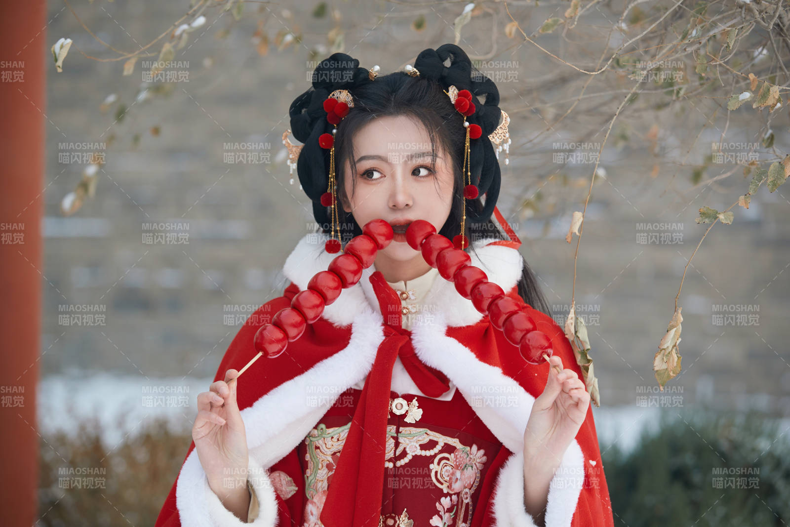 雪天戶外身穿中式紅色漢服的亞洲少女