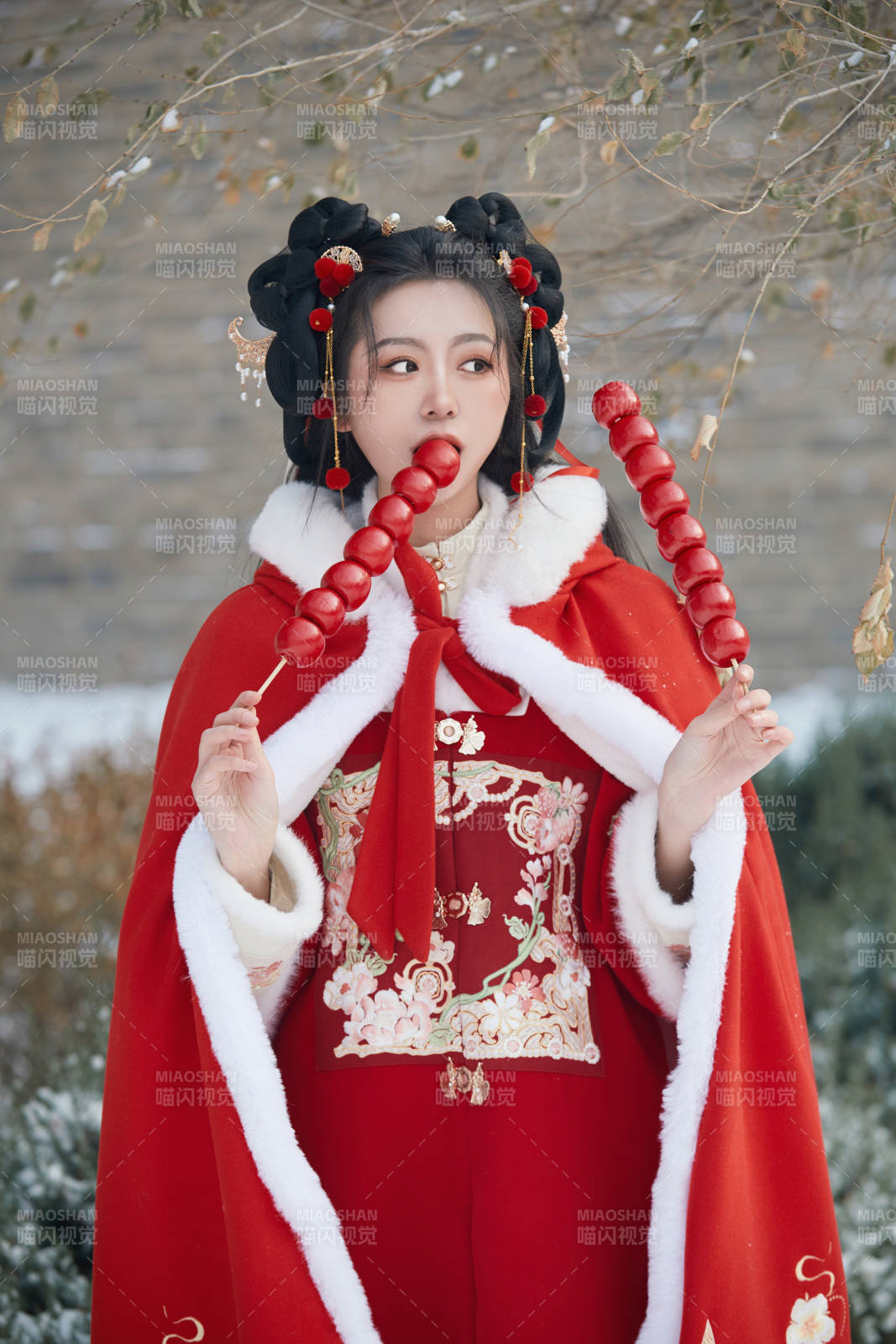 雪天戶外身穿中式紅色漢服的亞洲少女