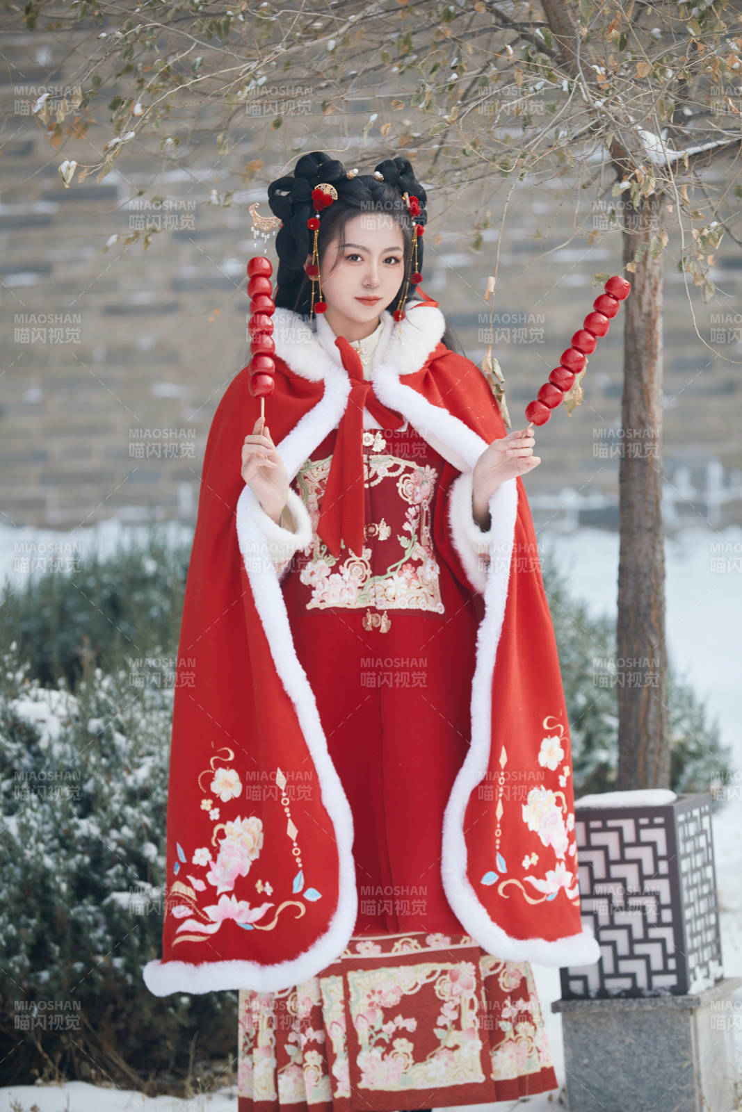 雪天戶外身穿中式紅色漢服的亞洲少女