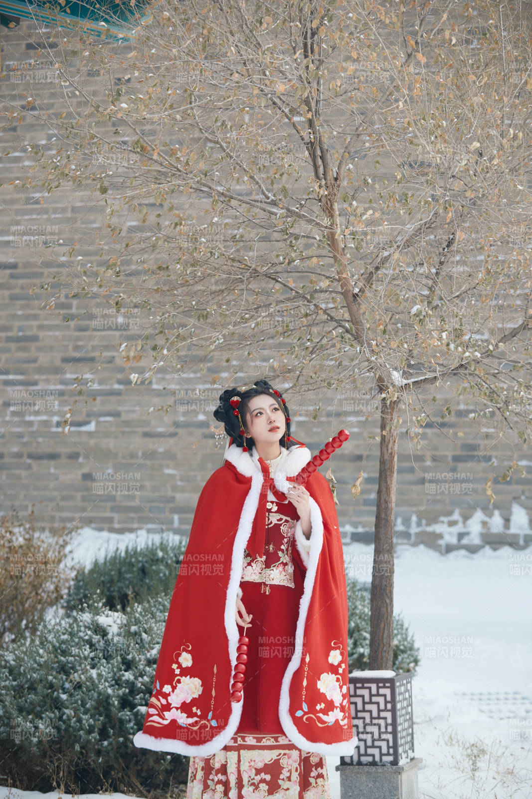 雪天戶外身穿中式紅色漢服的亞洲少女