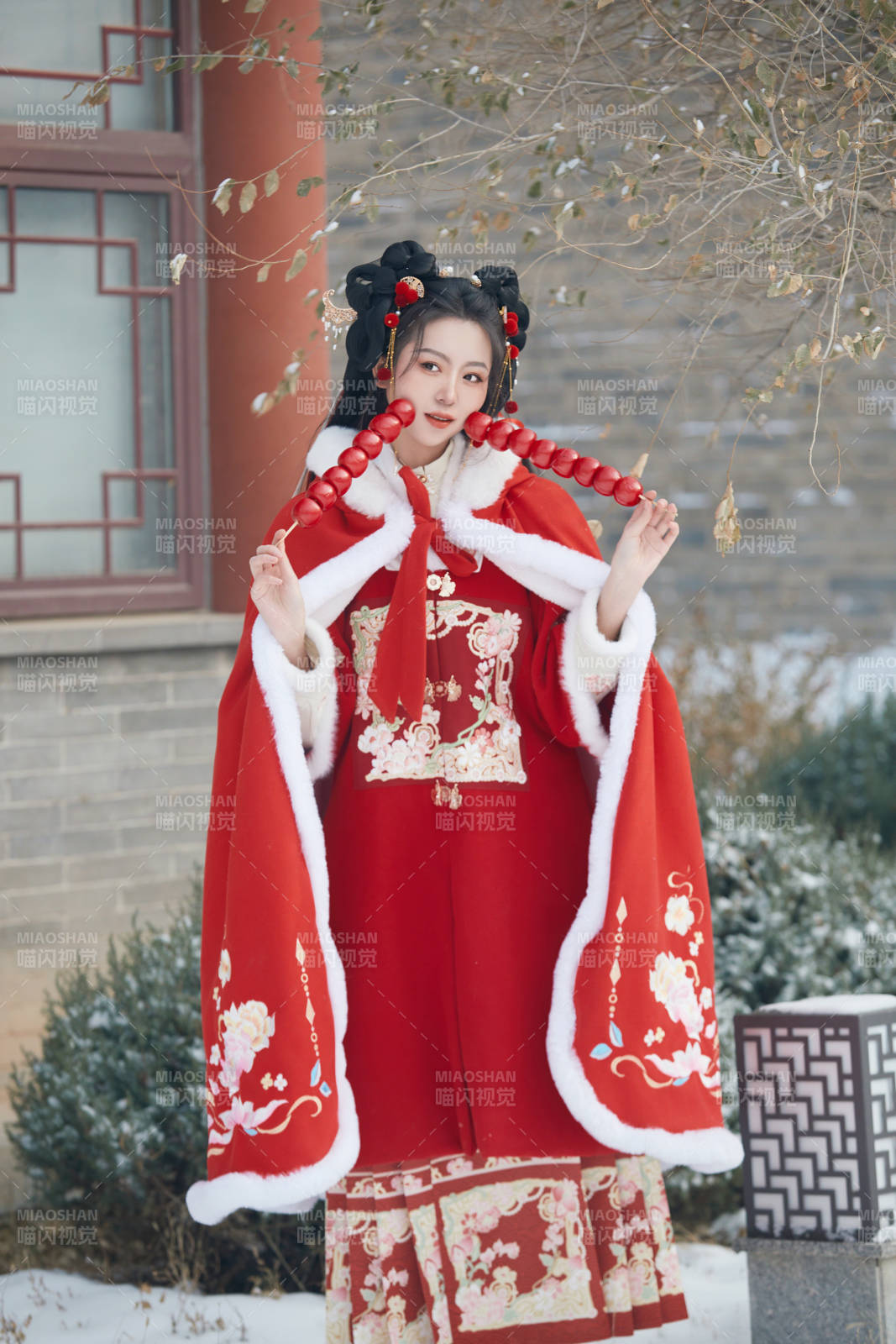 雪天戶外身穿中式紅色漢服的亞洲少女