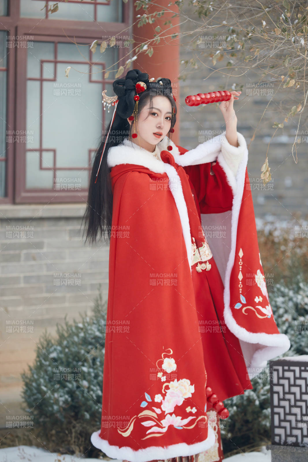 雪天戶外身穿中式紅色漢服的亞洲少女