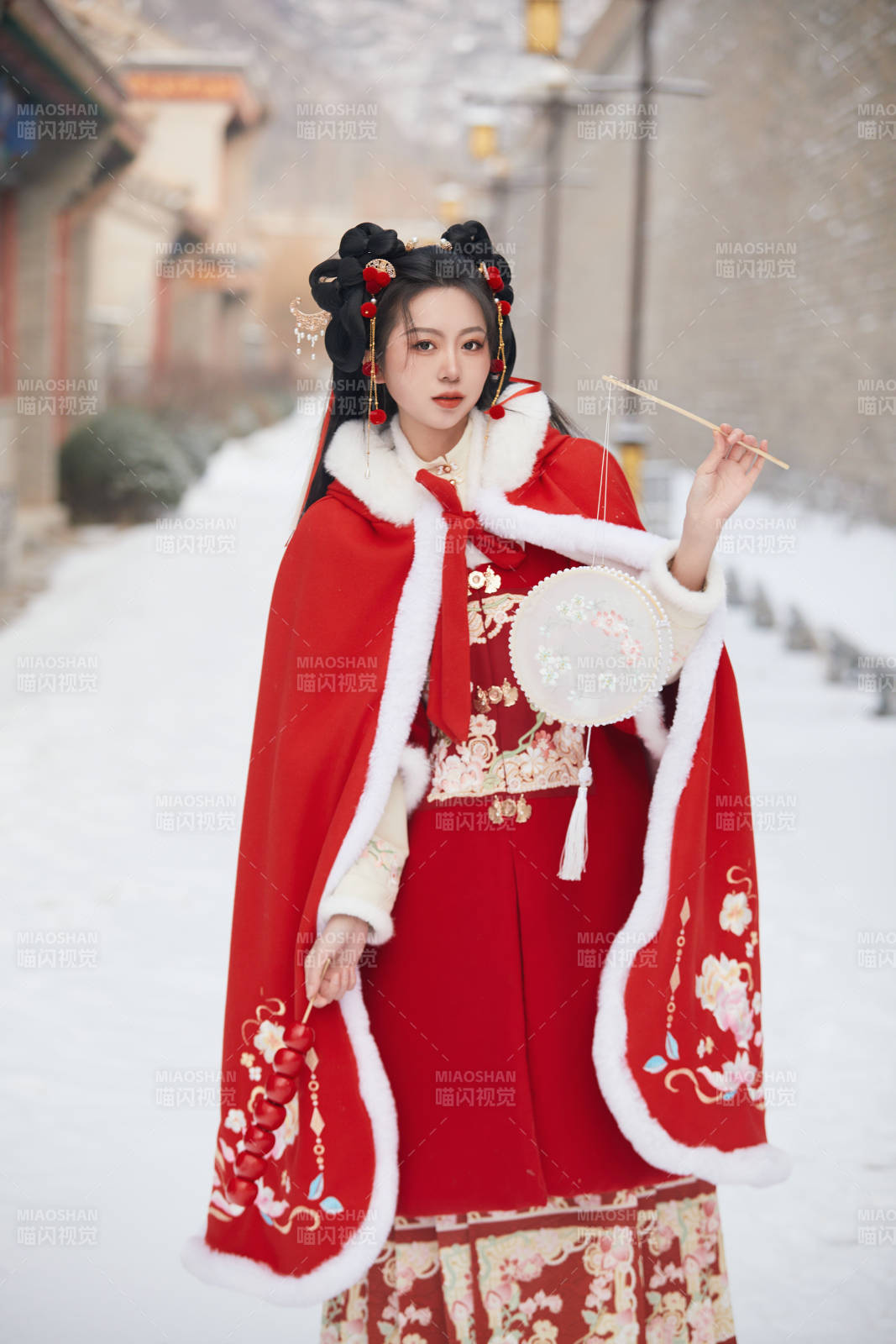 雪天戶外身穿中式紅色漢服的亞洲少女