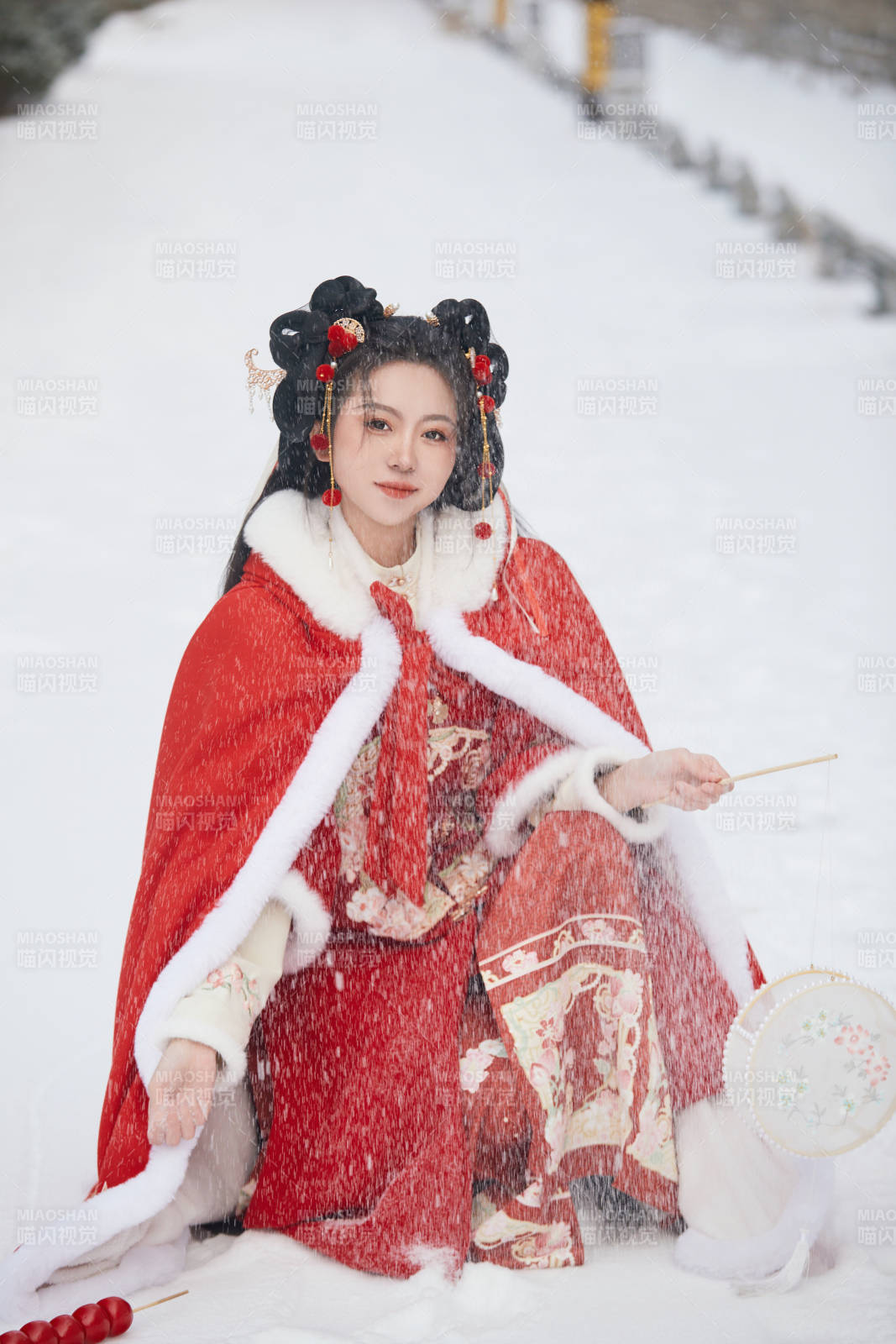 雪天戶外身穿中式紅色漢服的亞洲少女