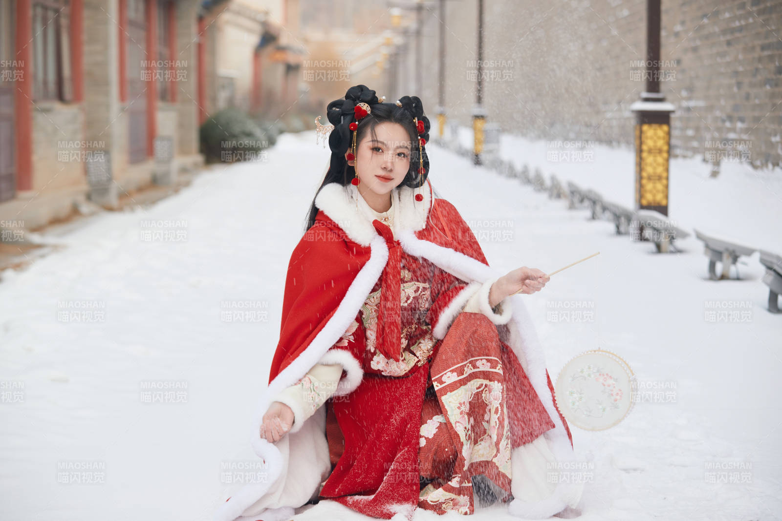 雪天戶外身穿中式紅色漢服的亞洲少女