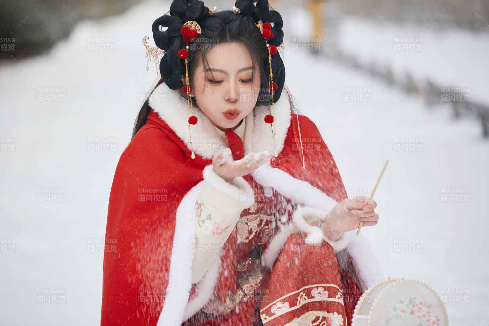 雪天戶外身穿中式紅色漢服的亞洲少女
