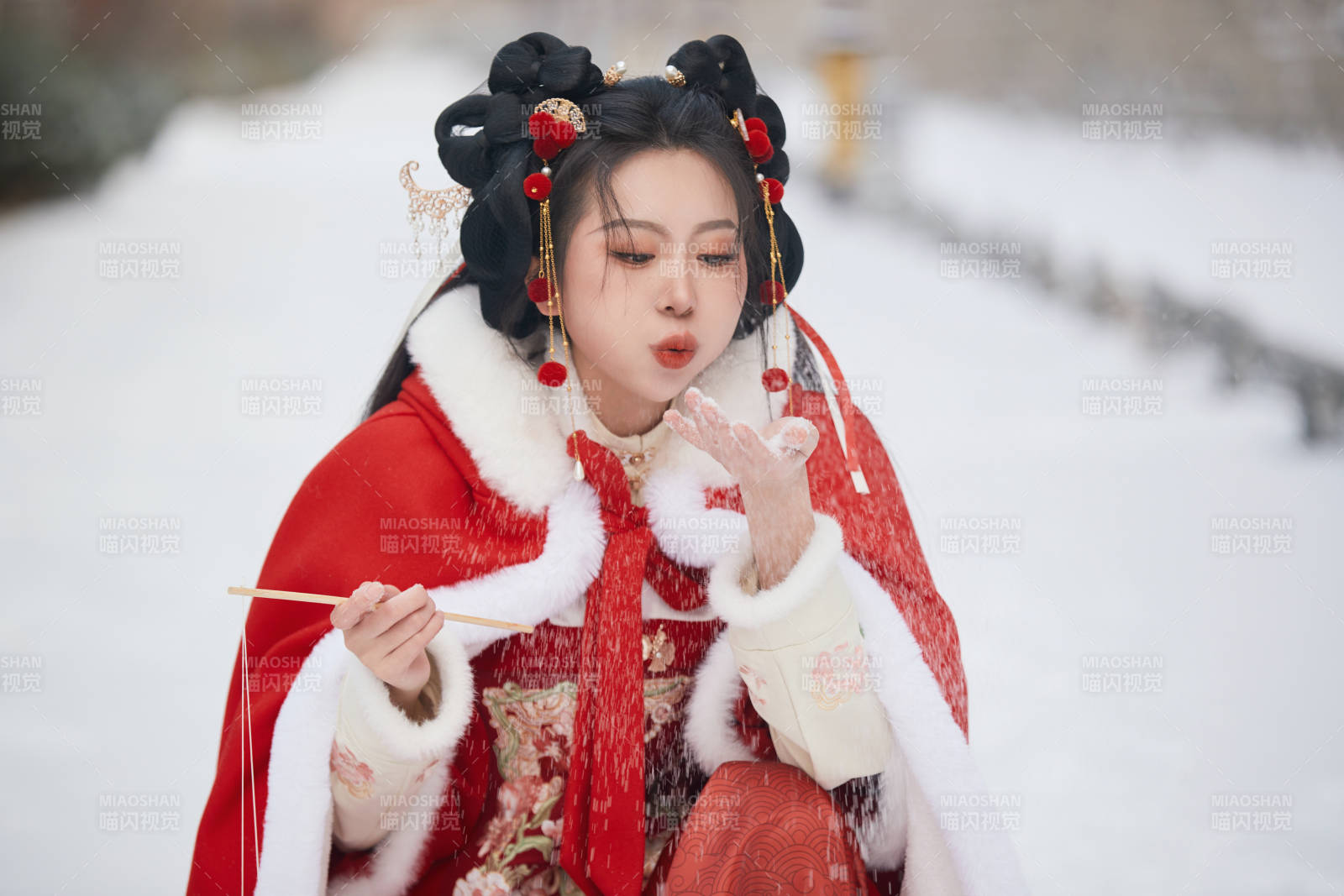 雪天戶外身穿中式紅色漢服的亞洲少女