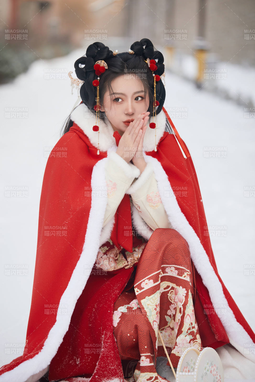 雪天戶外身穿中式紅色漢服的亞洲少女