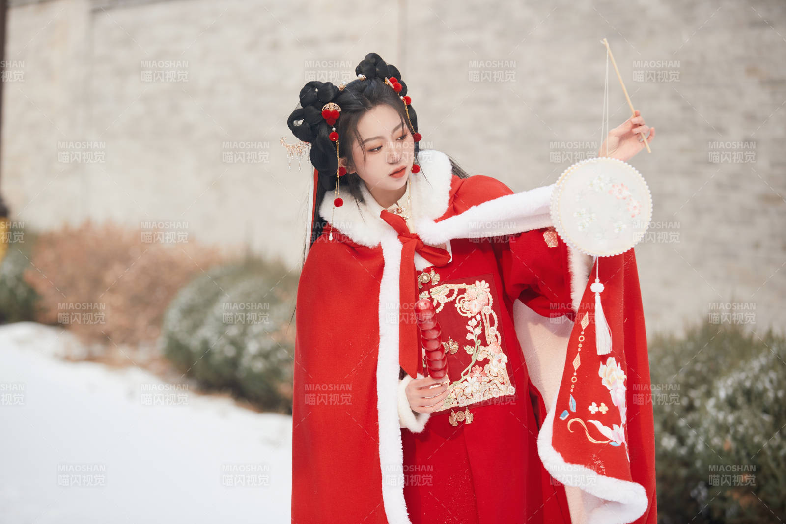 雪天戶外身穿中式紅色漢服的亞洲少女
