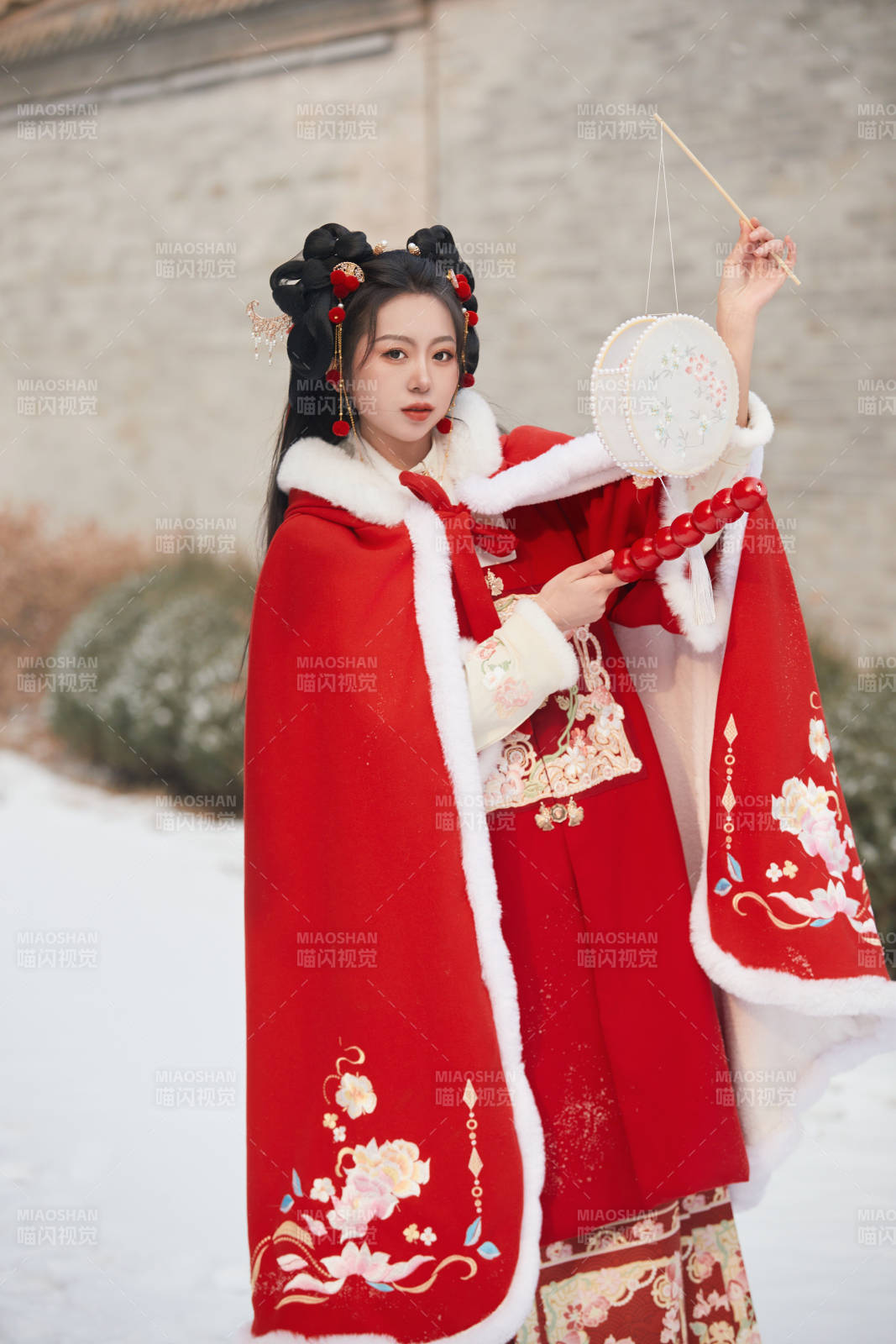 雪天戶外身穿中式紅色漢服的亞洲少女