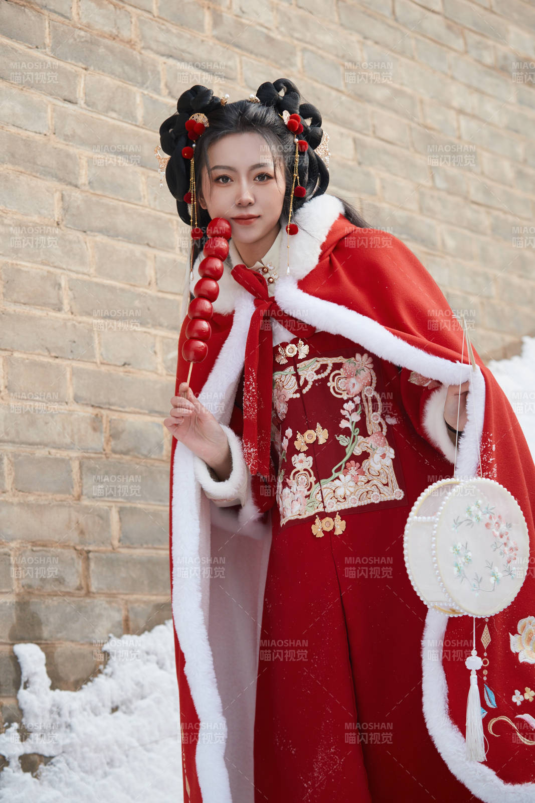 雪天戶(hù)外身穿中式紅色漢服的亞洲少女