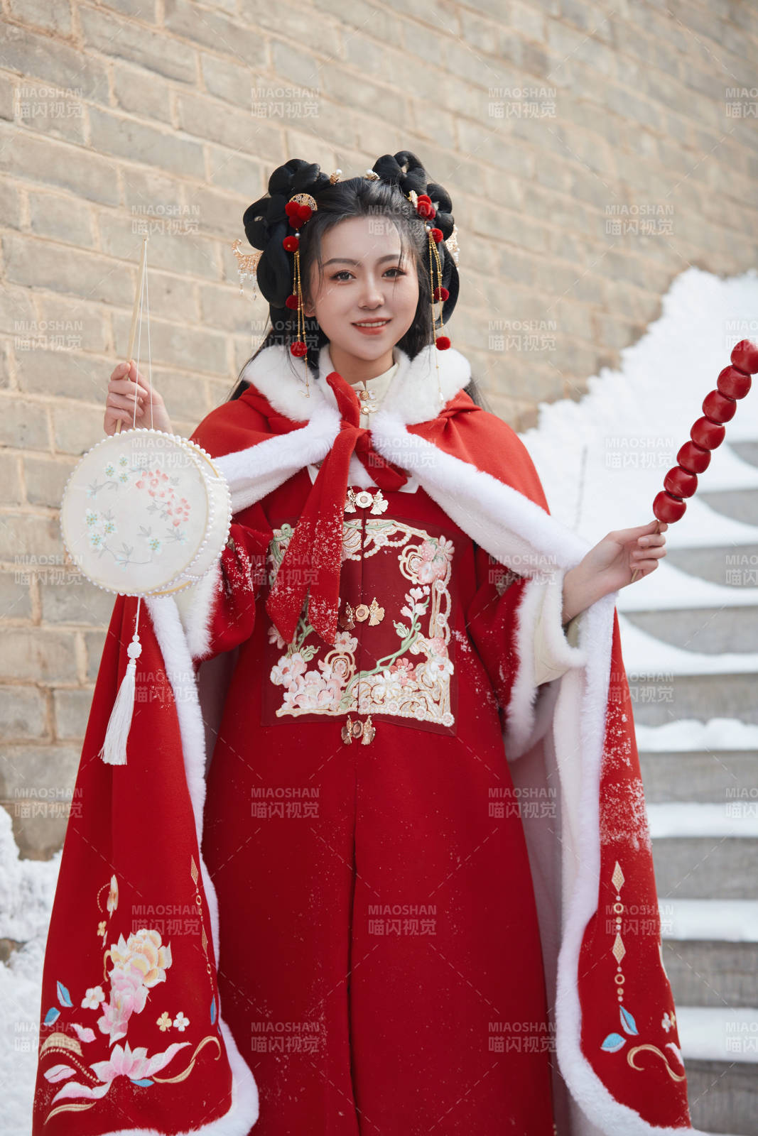 雪天戶外身穿中式紅色漢服的亞洲少女