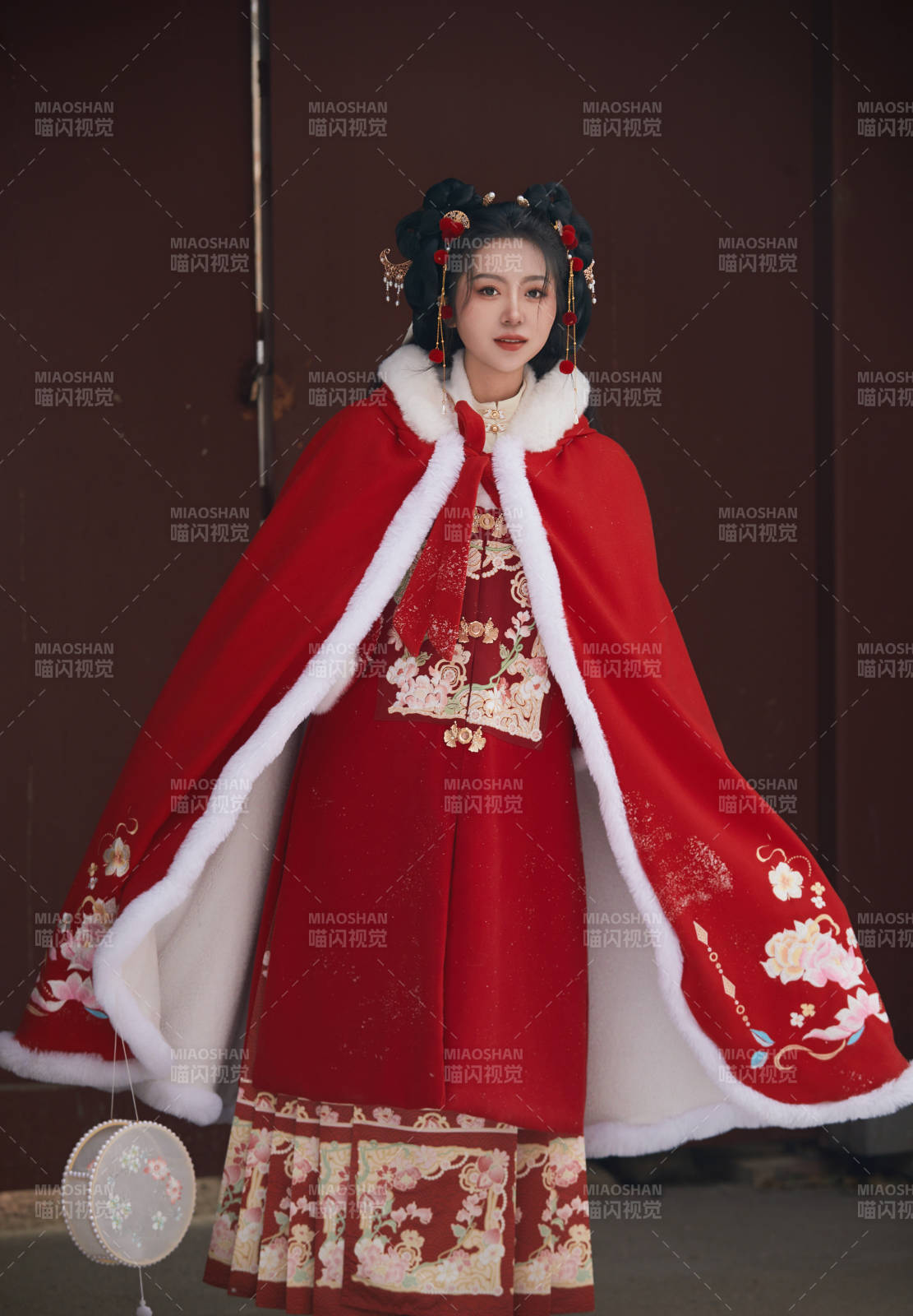 雪天戶外身穿中式紅色漢服的亞洲少女