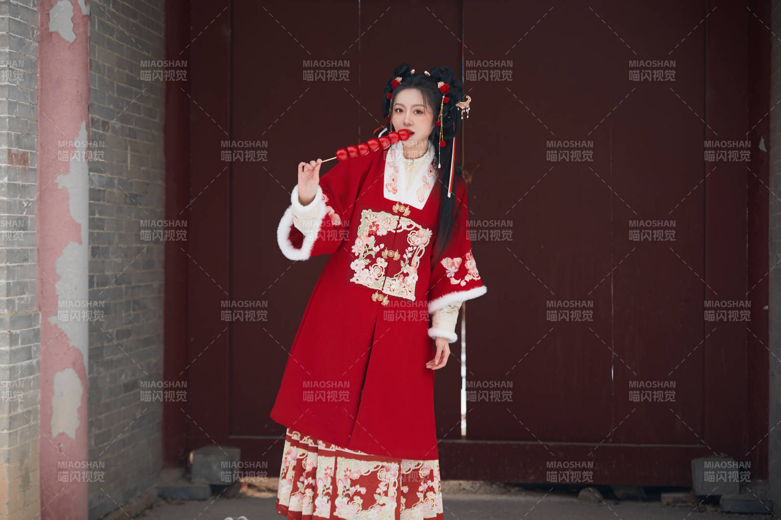 雪天戶外身穿中式紅色漢服的亞洲少女