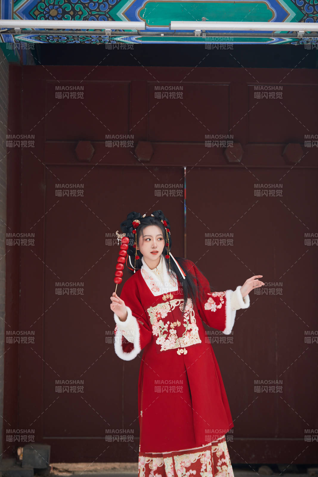 雪天戶外身穿中式紅色漢服的亞洲少女