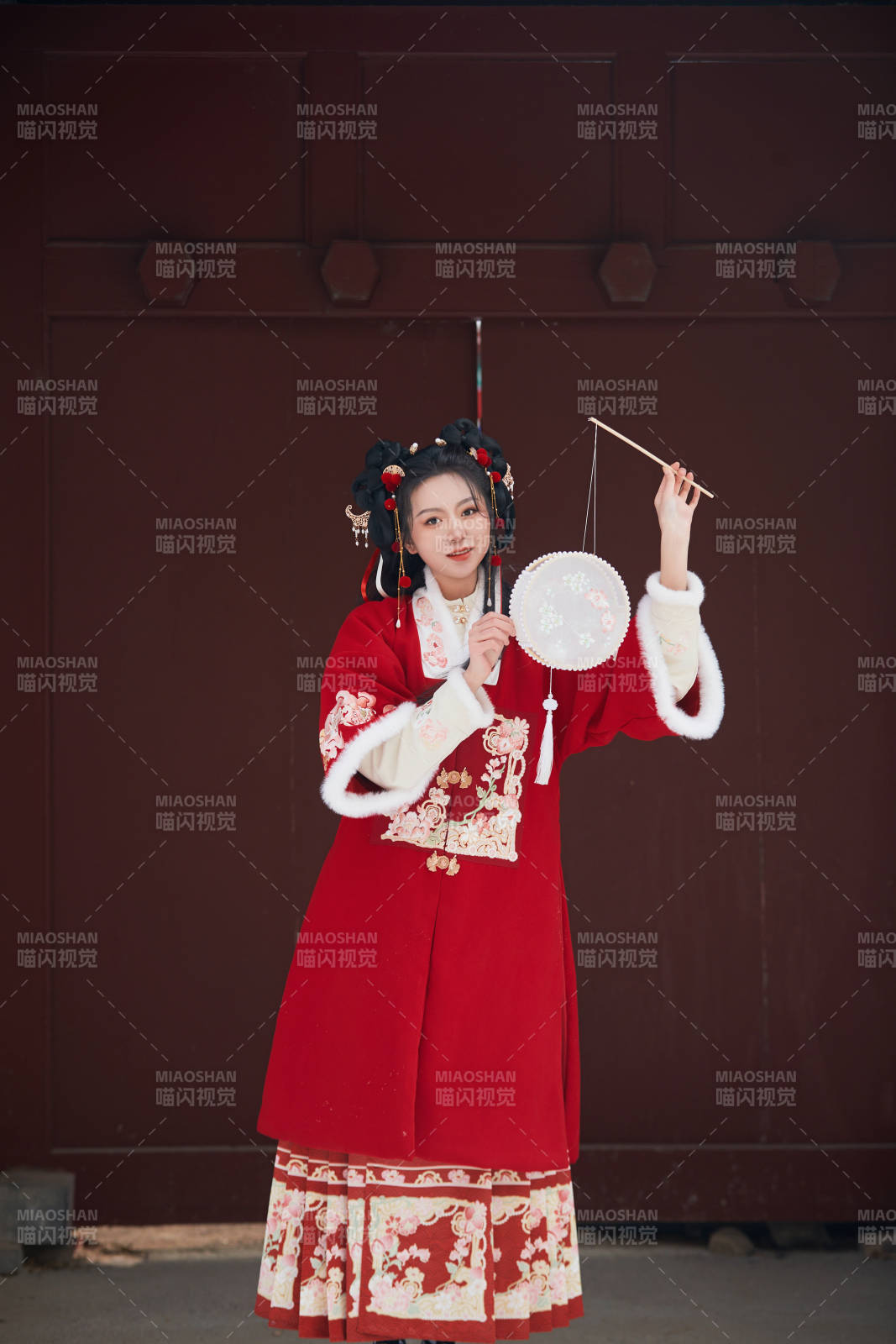 雪天戶外身穿中式紅色漢服的亞洲少女