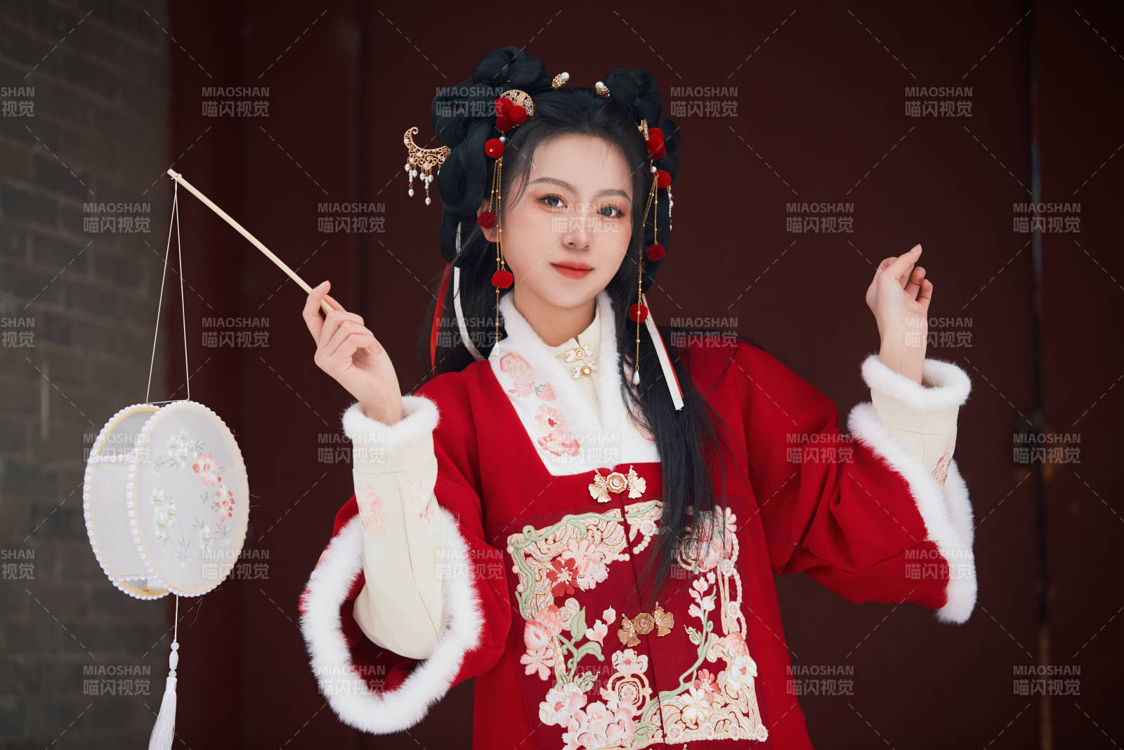 雪天戶外身穿中式紅色漢服的亞洲少女