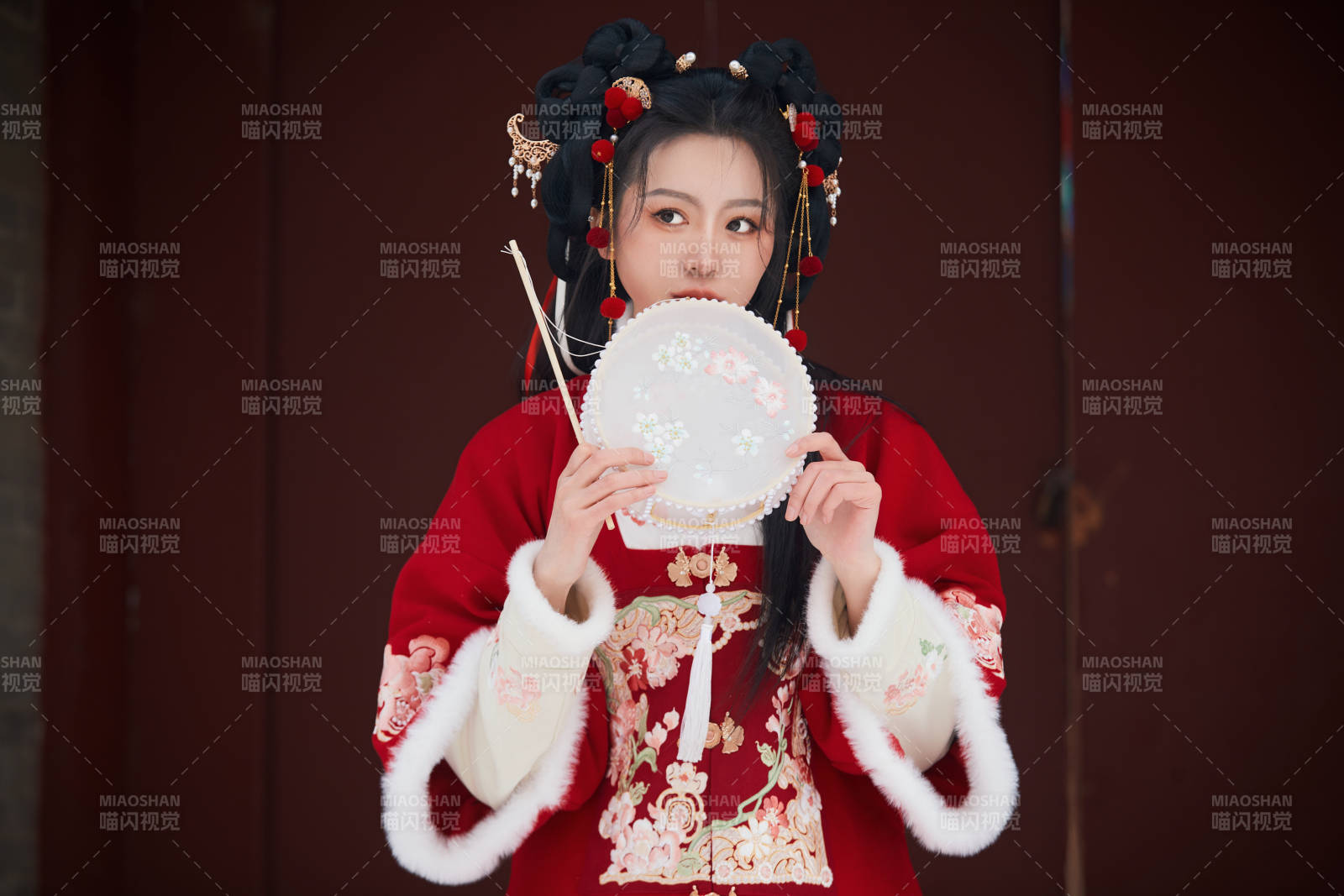 雪天戶外身穿中式紅色漢服的亞洲少女