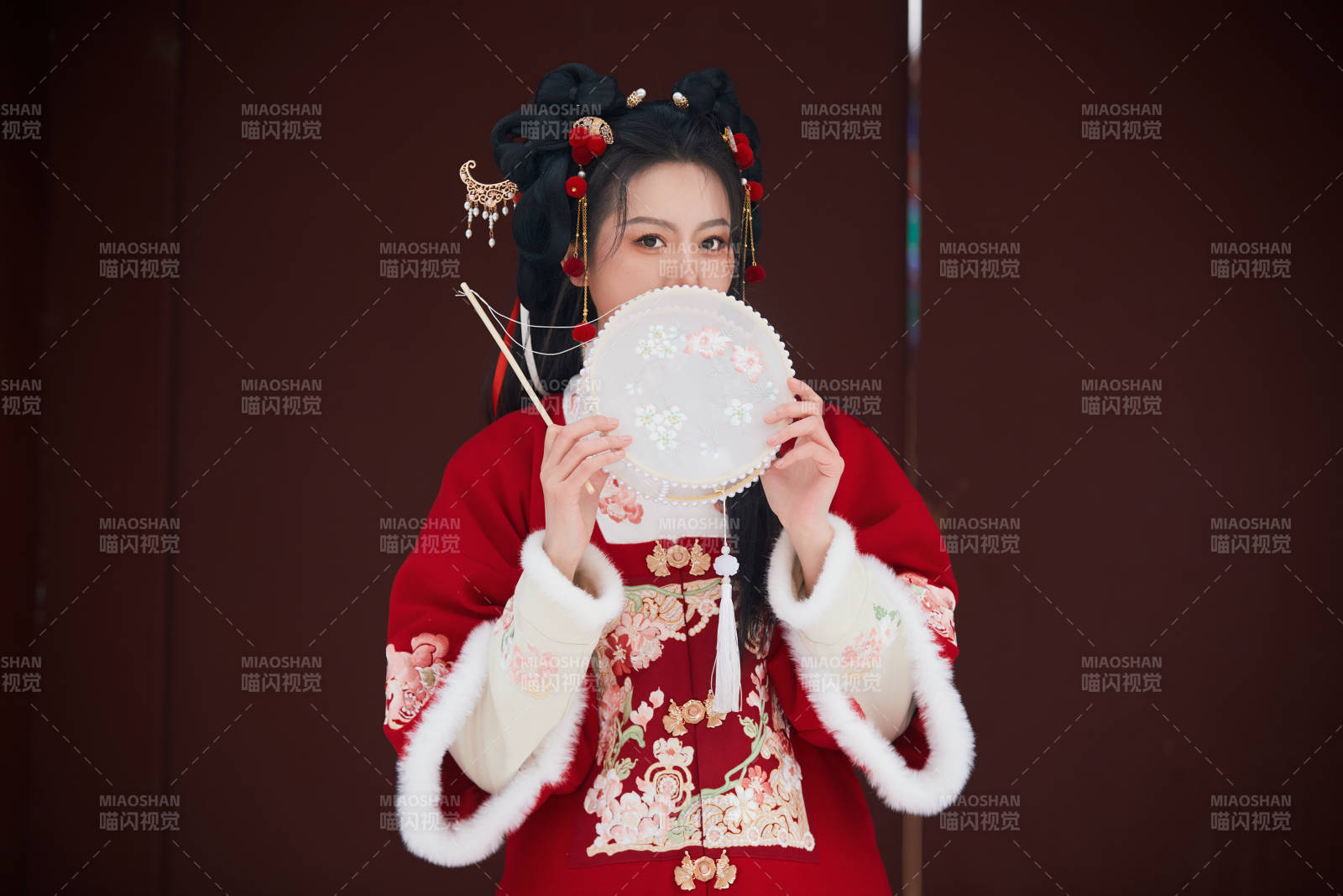 雪天戶外身穿中式紅色漢服的亞洲少女