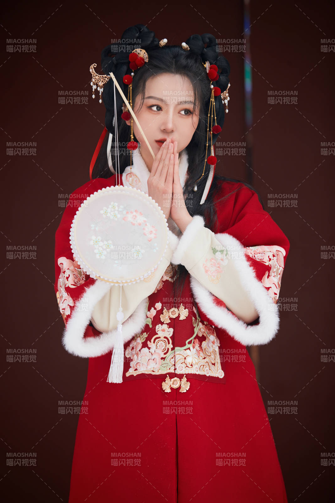 雪天戶外身穿中式紅色漢服的亞洲少女