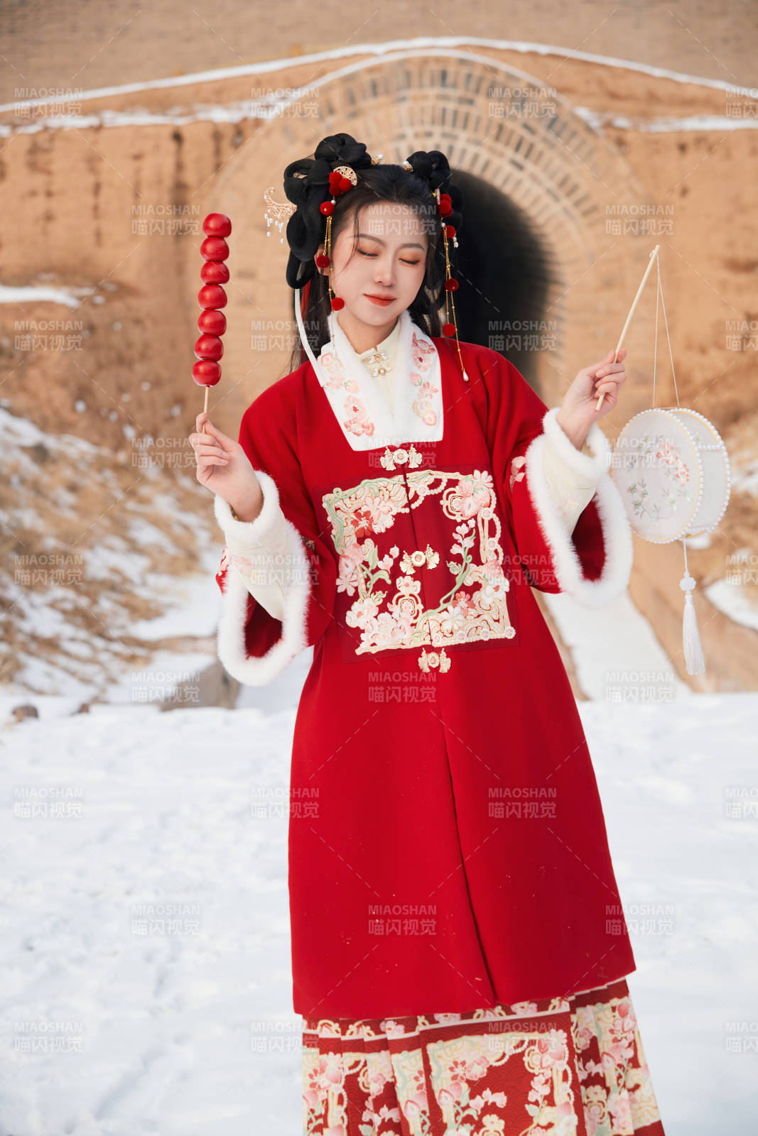 雪天戶(hù)外身穿中式紅色漢服的亞洲少女
