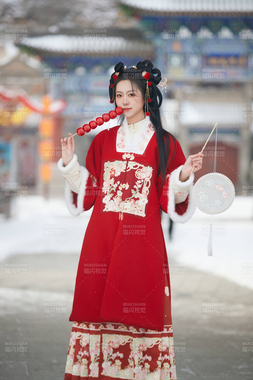 雪天戶外身穿中式紅色漢服的亞洲少女