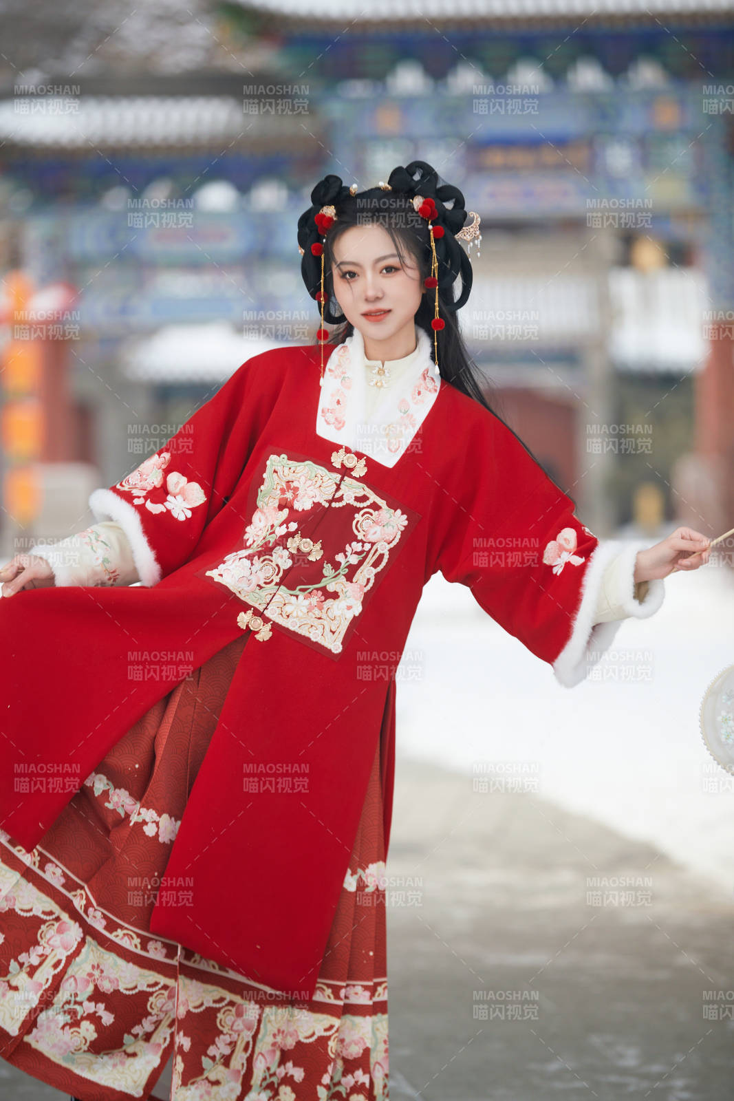 雪天戶外身穿中式紅色漢服的亞洲少女