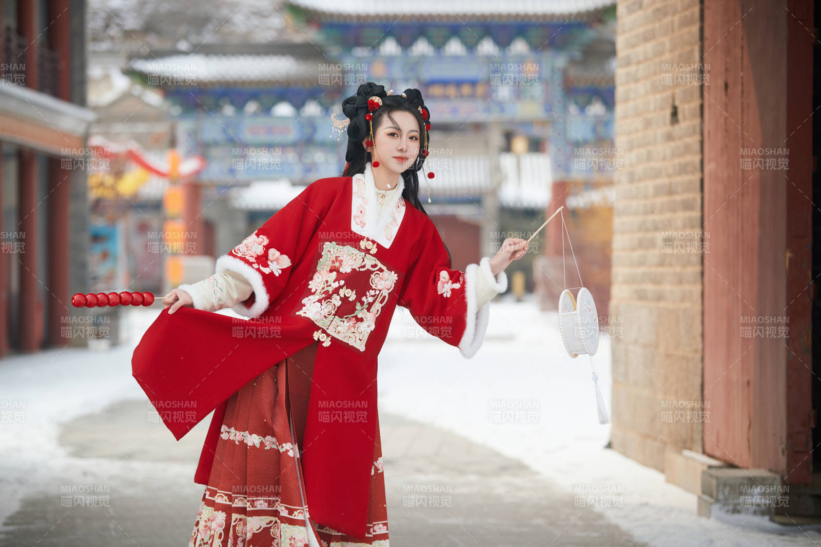 雪天戶外身穿中式紅色漢服的亞洲少女