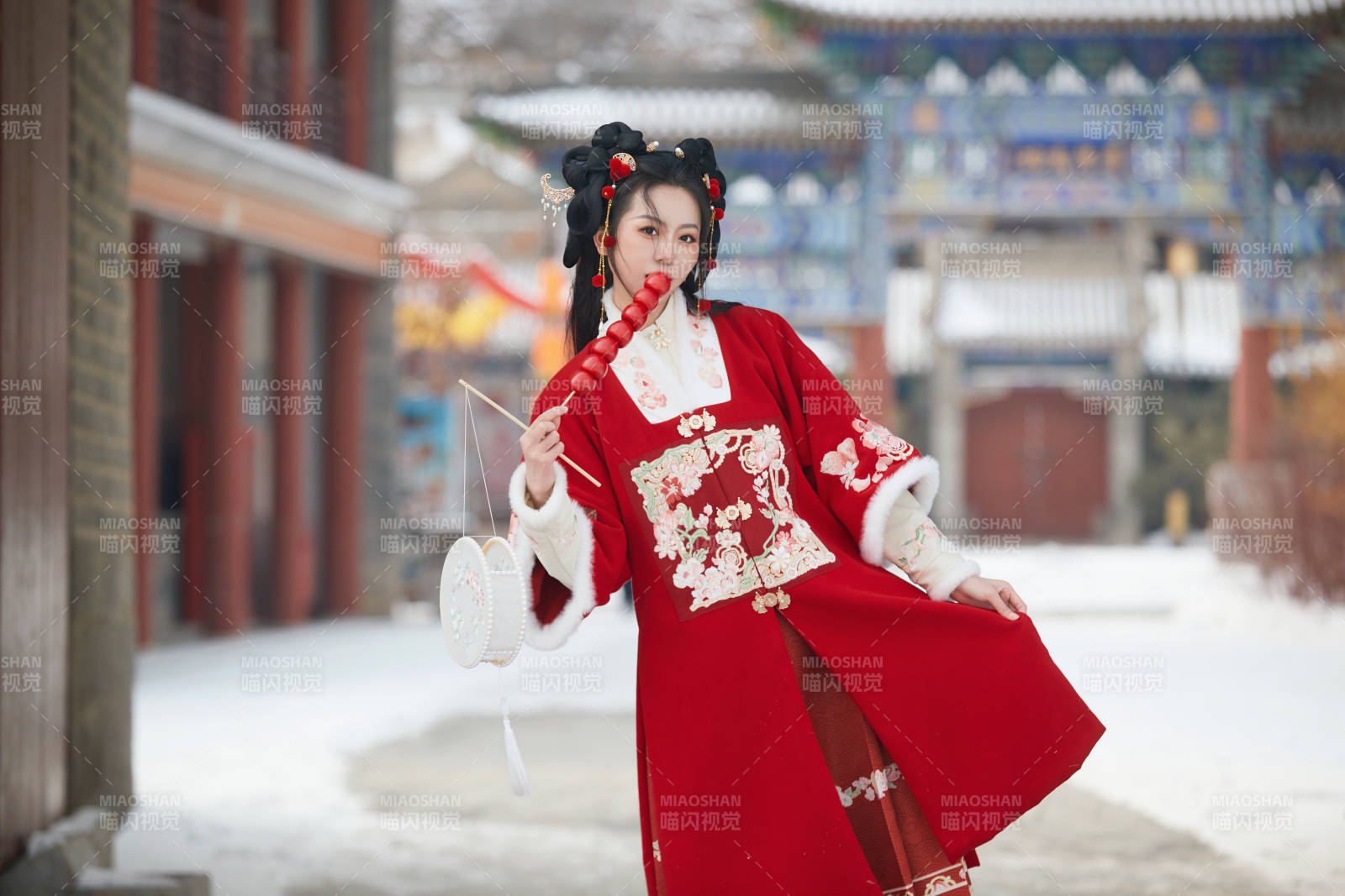 雪天戶外身穿中式紅色漢服的亞洲少女
