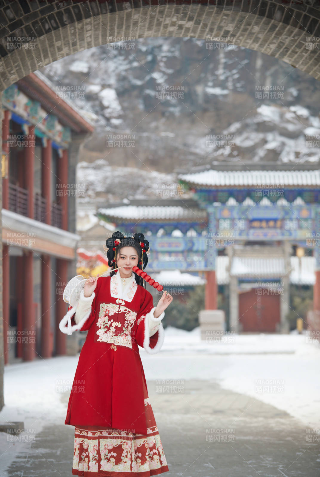 雪天戶外身穿中式紅色漢服的亞洲少女