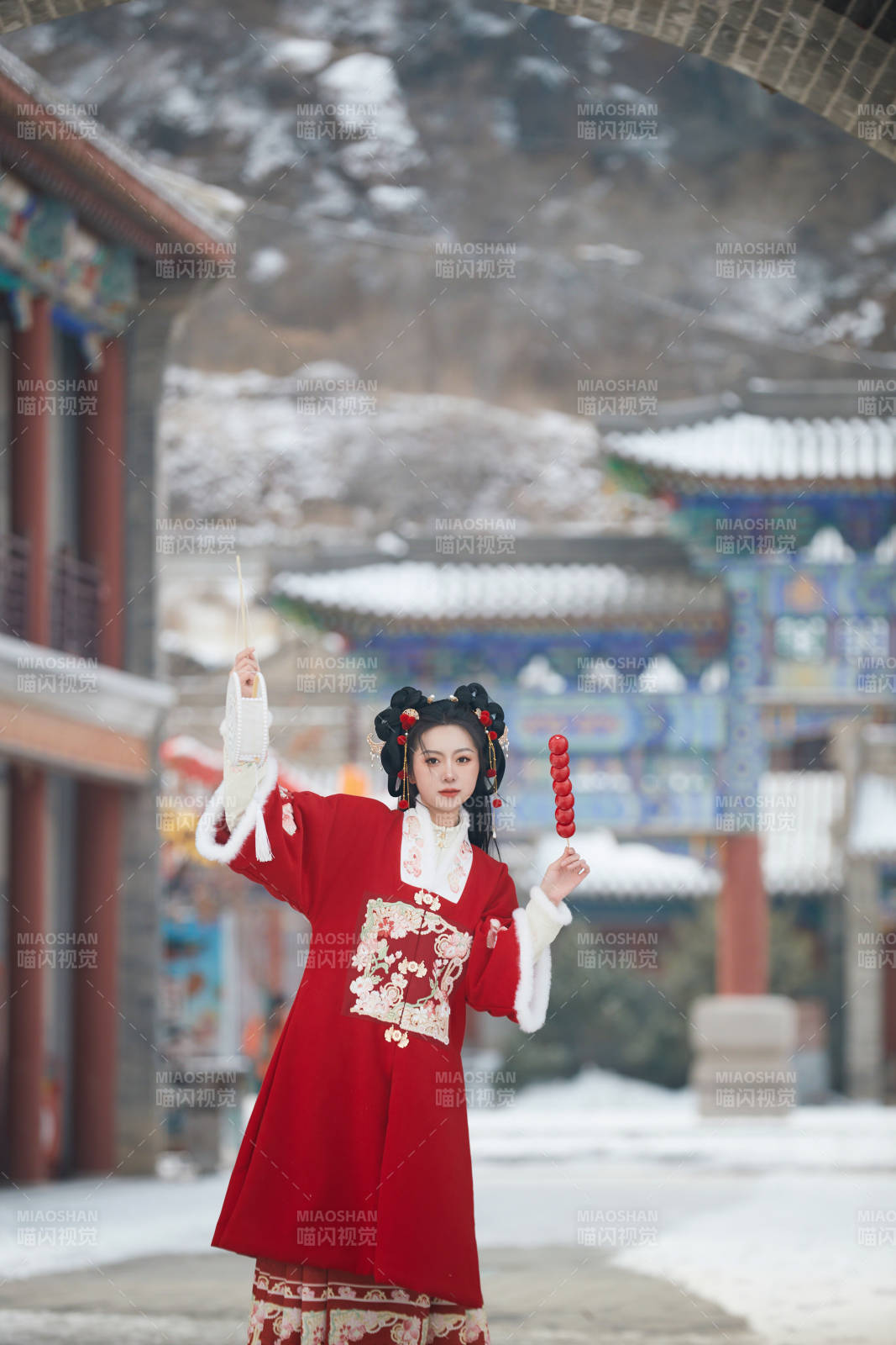 雪天戶外身穿中式紅色漢服的亞洲少女
