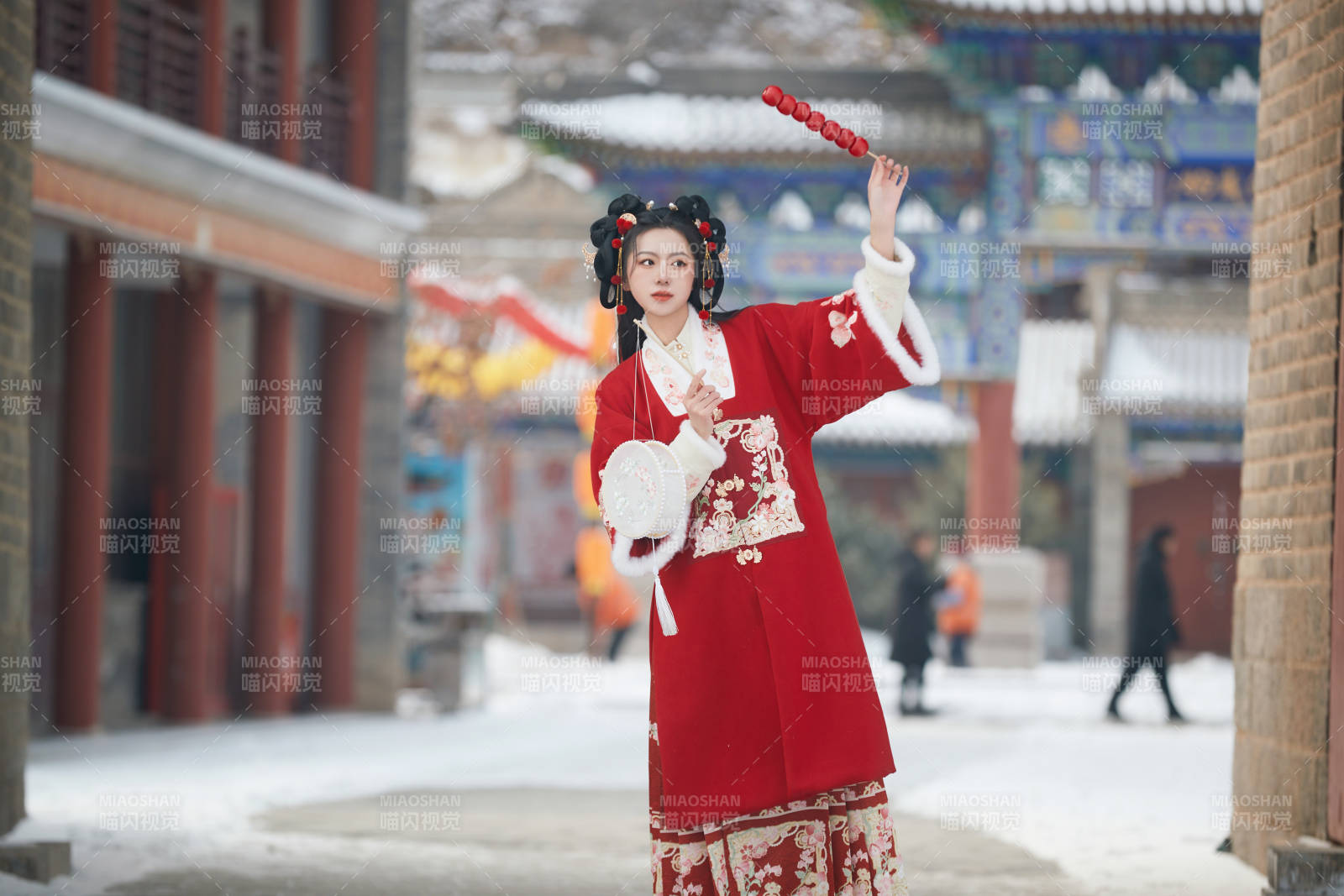 雪天戶外身穿中式紅色漢服的亞洲少女