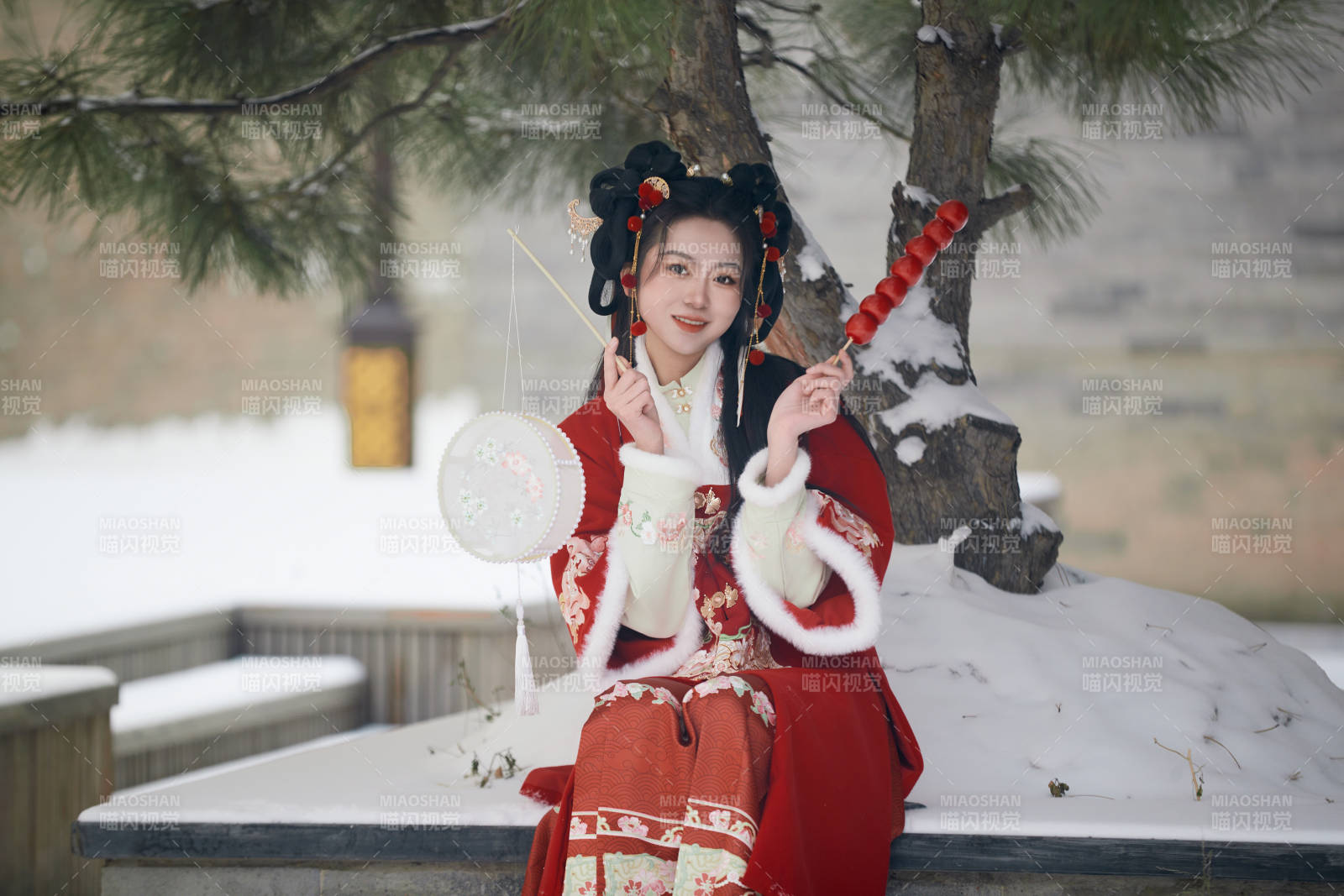 雪天戶外身穿中式紅色漢服的亞洲少女