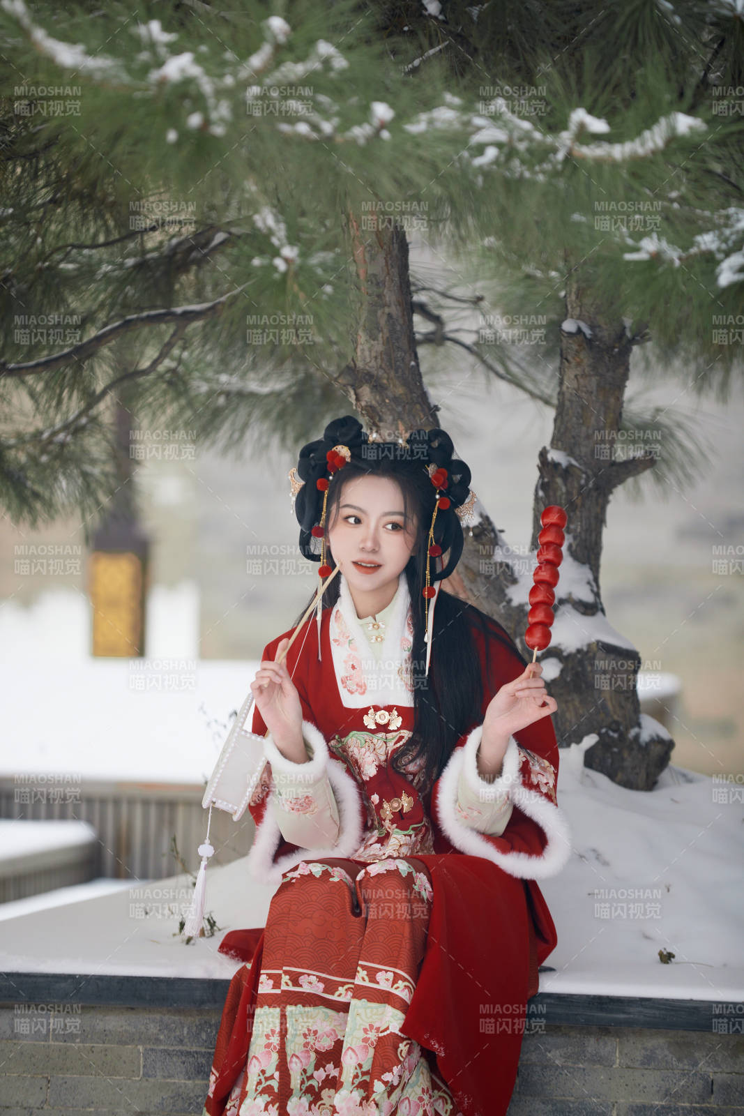 雪天戶外身穿中式紅色漢服的亞洲少女
