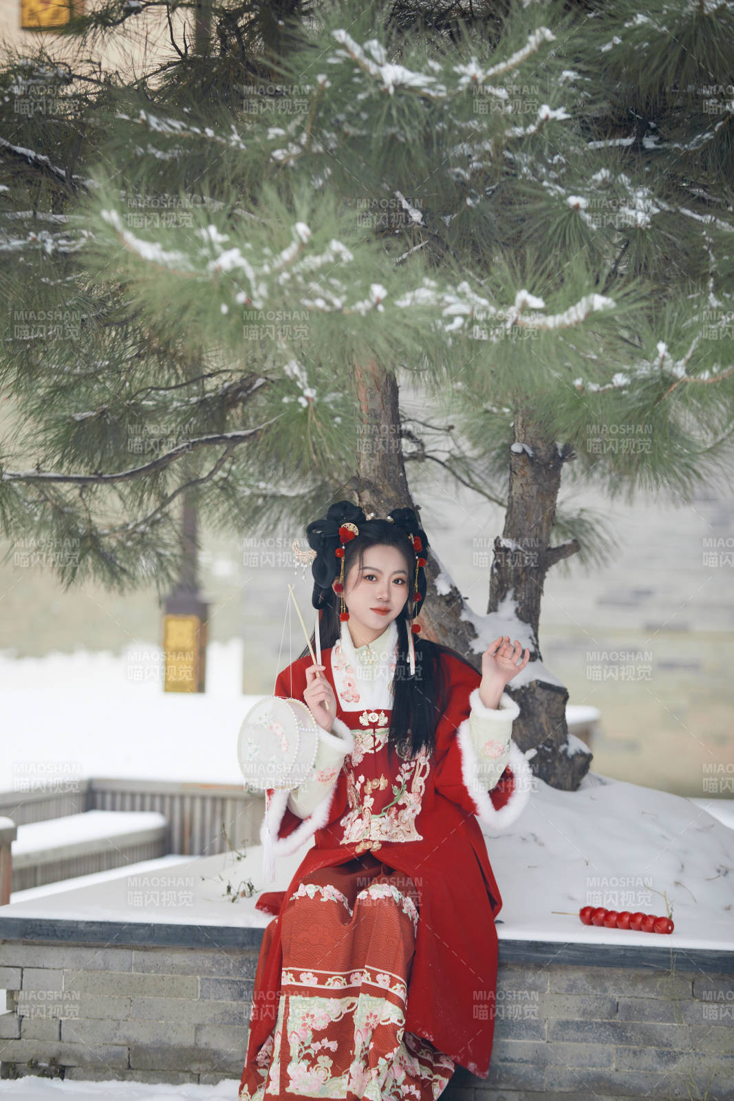 雪天戶外身穿中式紅色漢服的亞洲少女