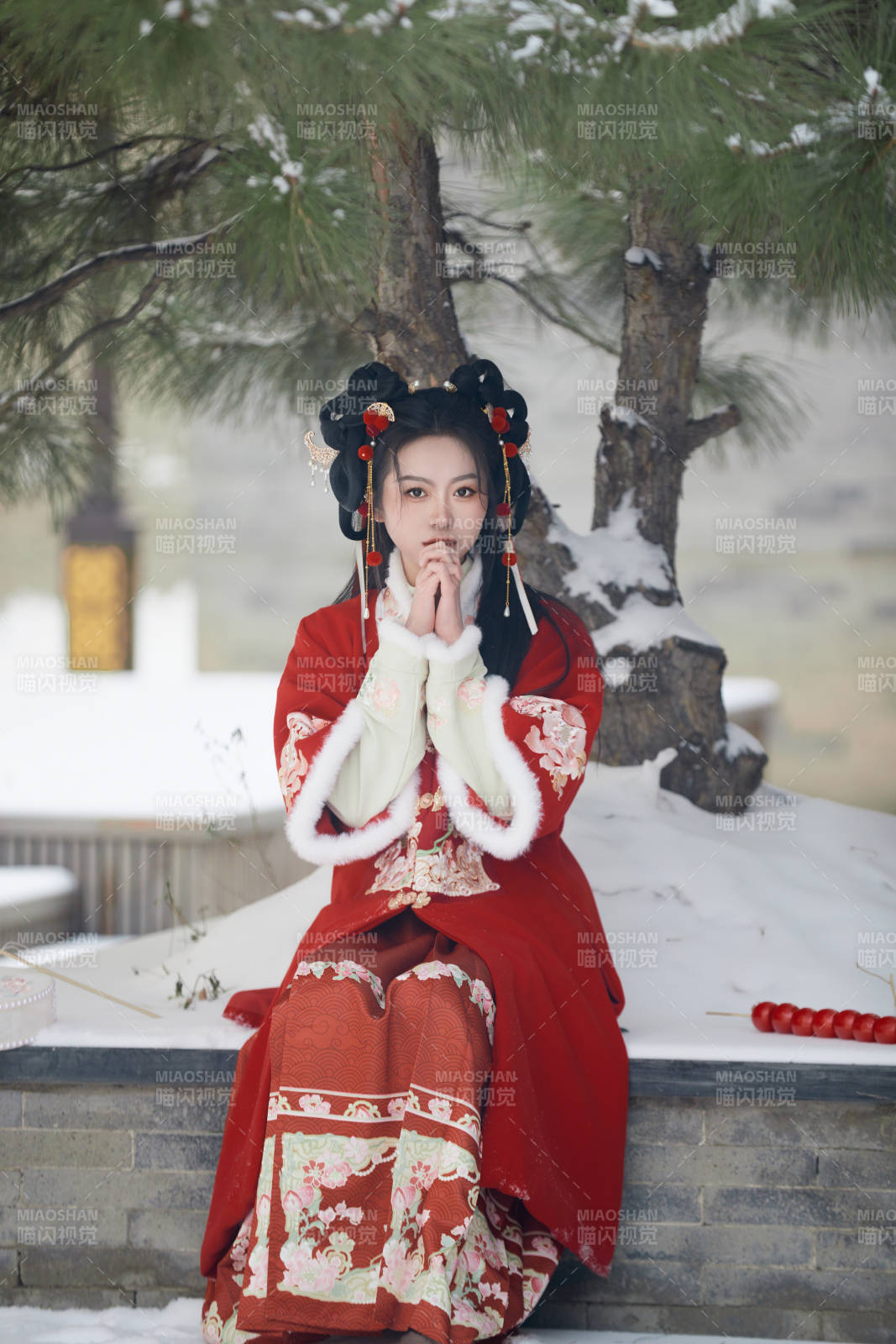 雪天戶外身穿中式紅色漢服的亞洲少女