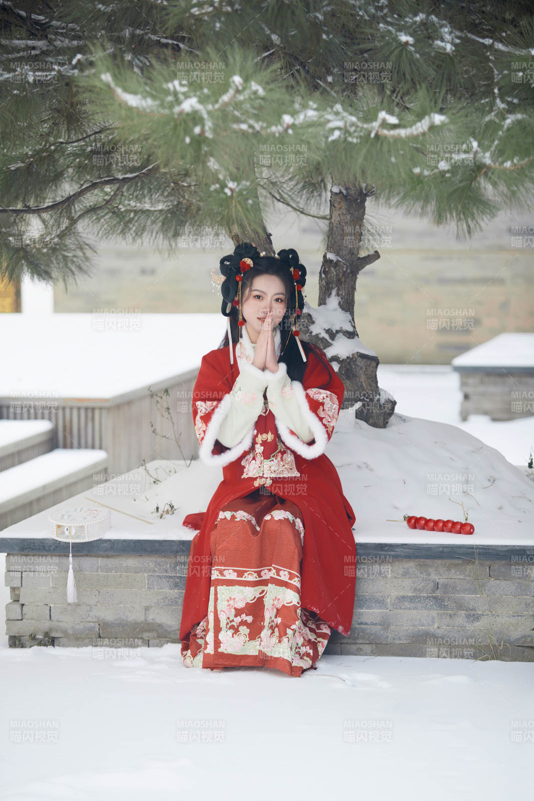 雪天戶外身穿中式紅色漢服的亞洲少女