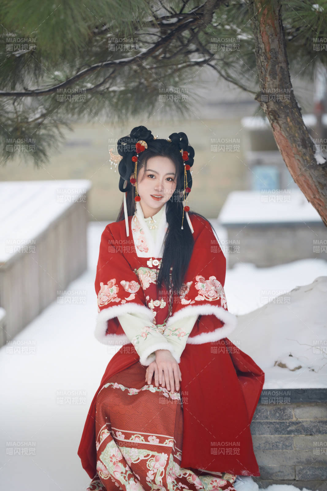 雪天戶外身穿中式紅色漢服的亞洲少女