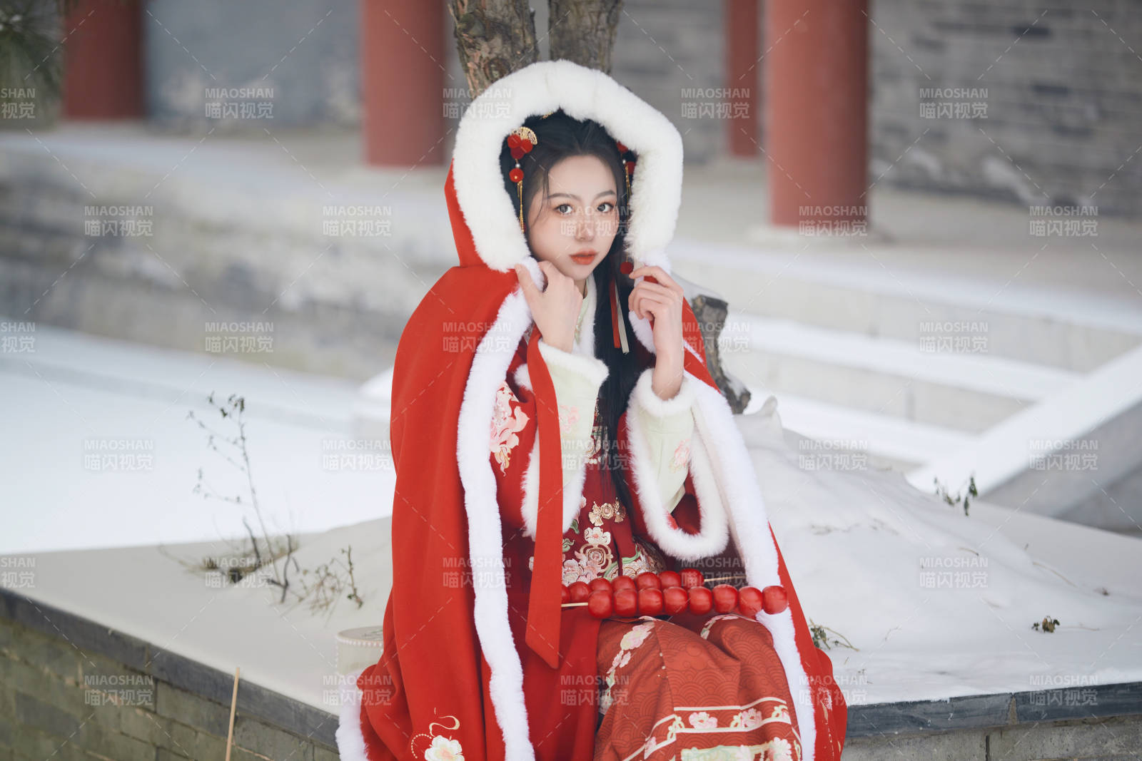 雪天戶外身穿中式紅色漢服的亞洲少女